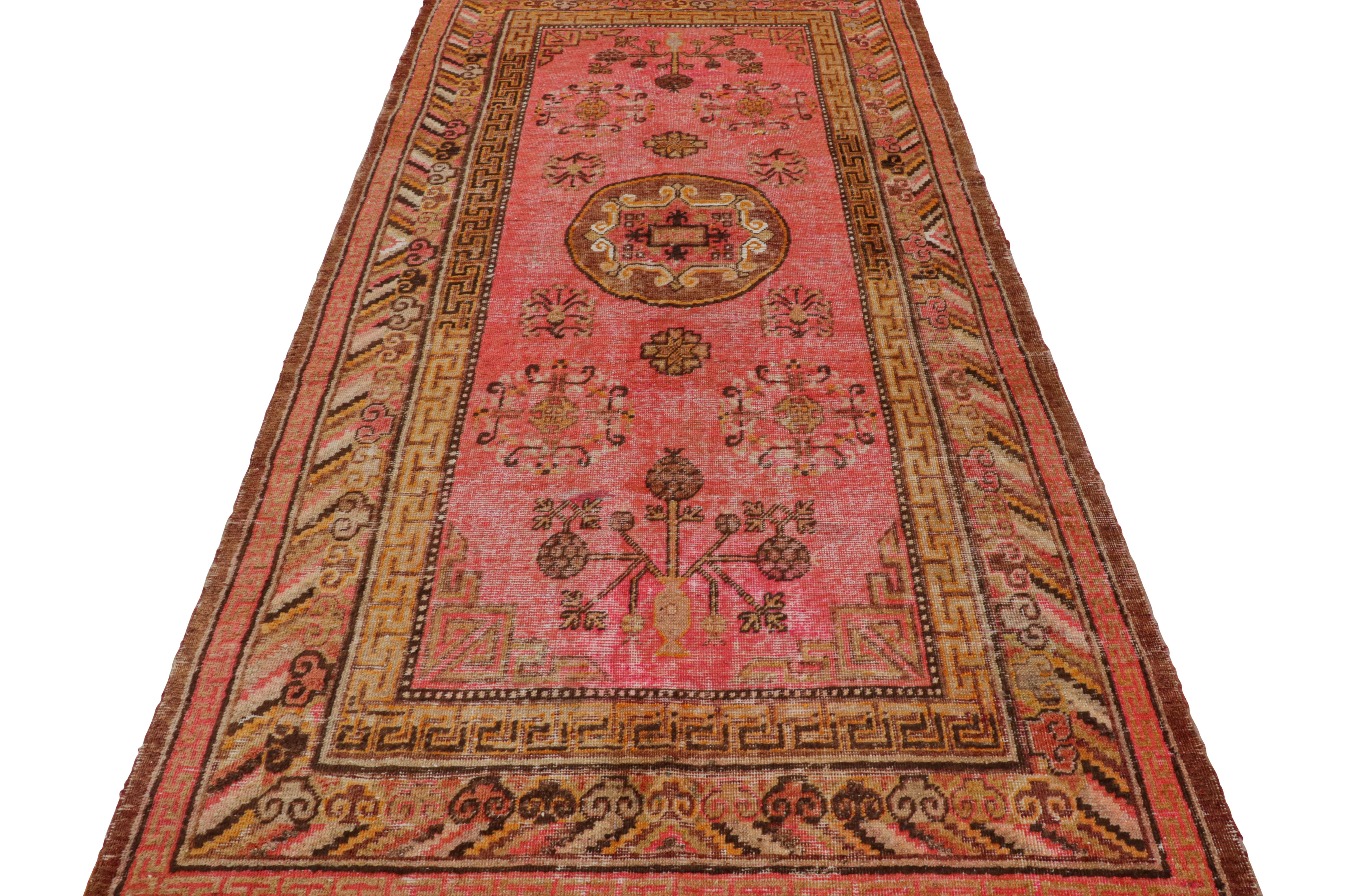 Semi antiker Khotan-Wollteppich aus rosa und goldenem Teppich von Rug & Kilim im Zustand „Gut“ im Angebot in Long Island City, NY