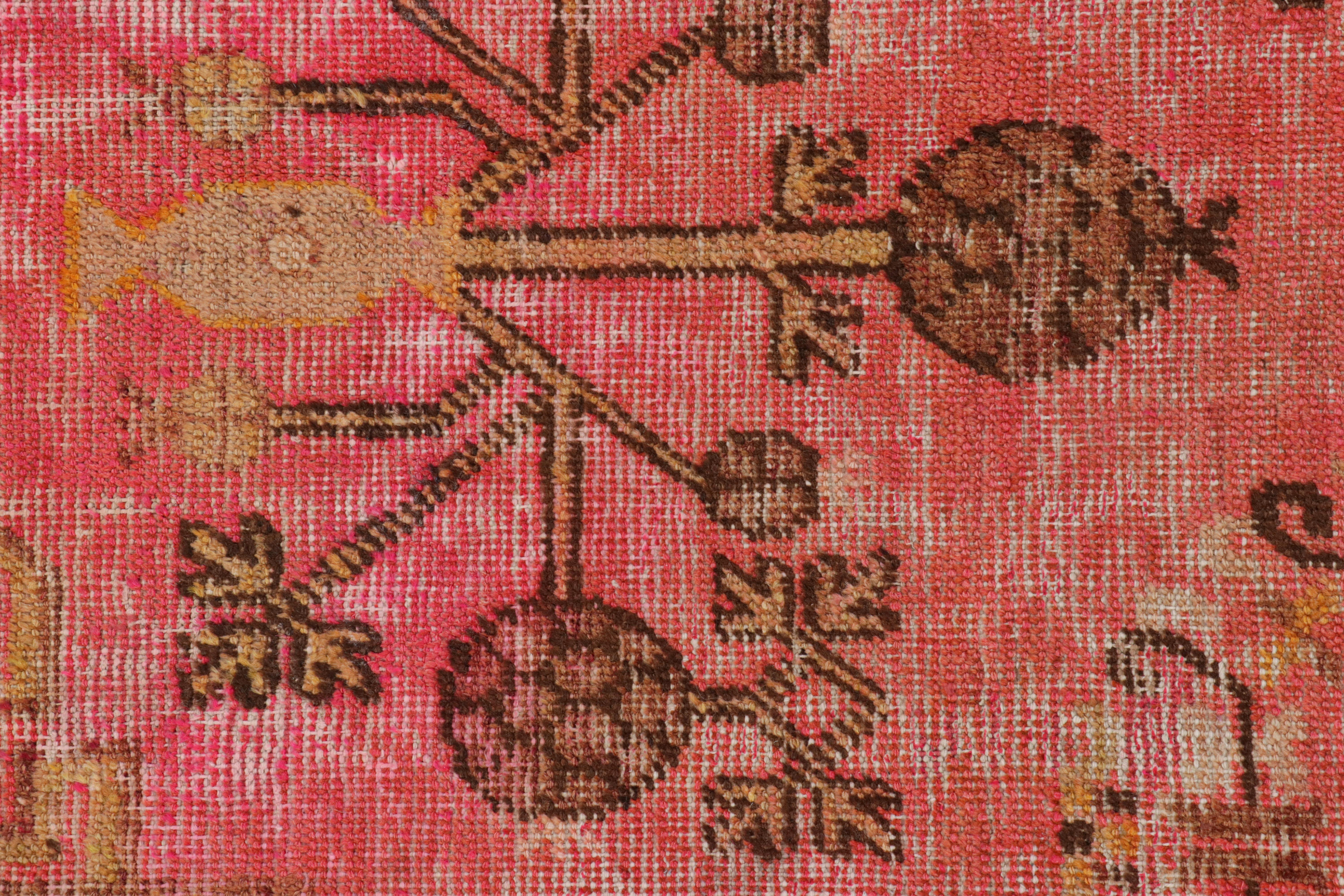 Semi antiker Khotan-Wollteppich aus rosa und goldenem Teppich von Rug & Kilim (Frühes 20. Jahrhundert) im Angebot