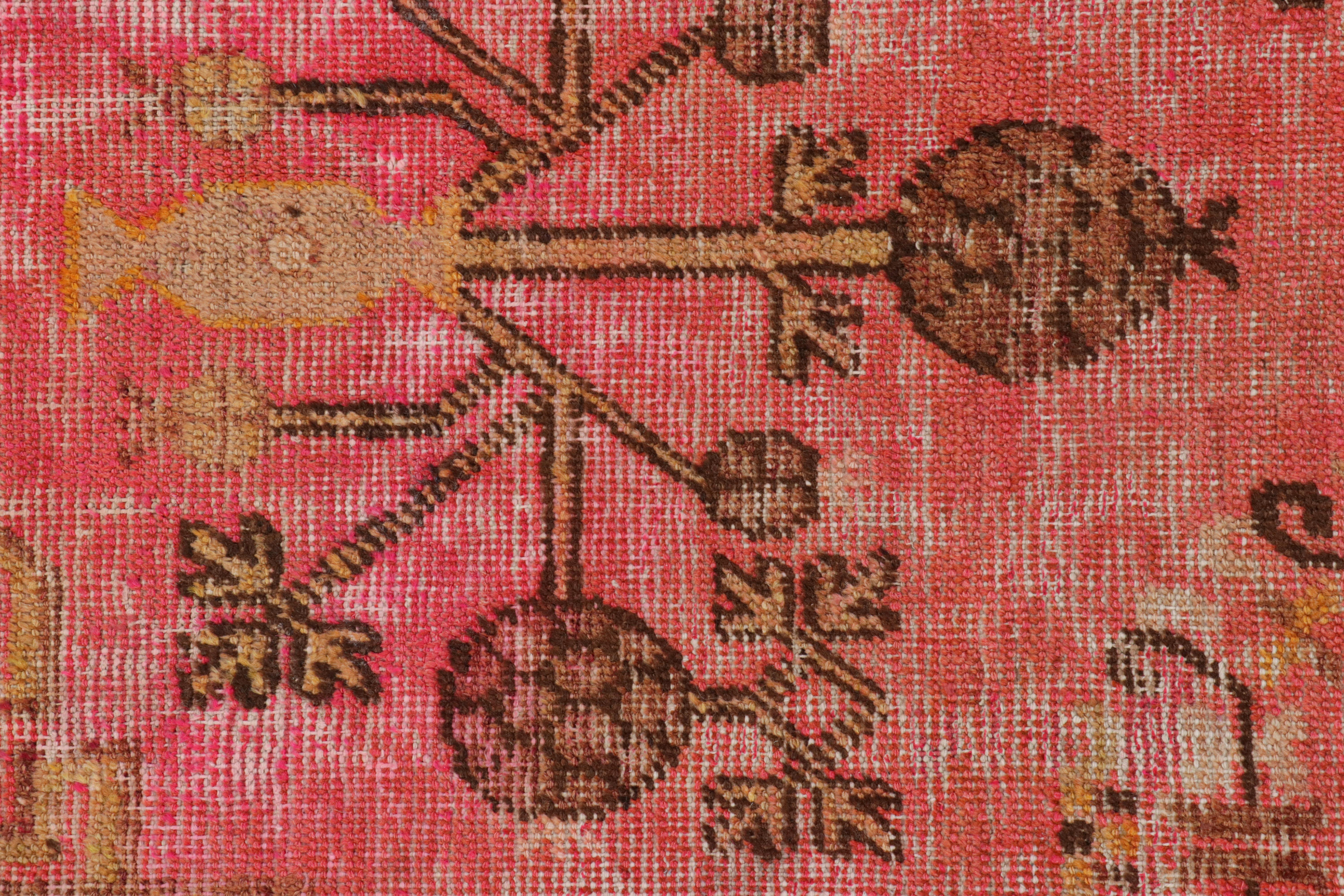 Début du 20ème siècle Tapis semi-ancien Khotan transitionnel en laine rose et bronze doré de Rug & Kilim en vente