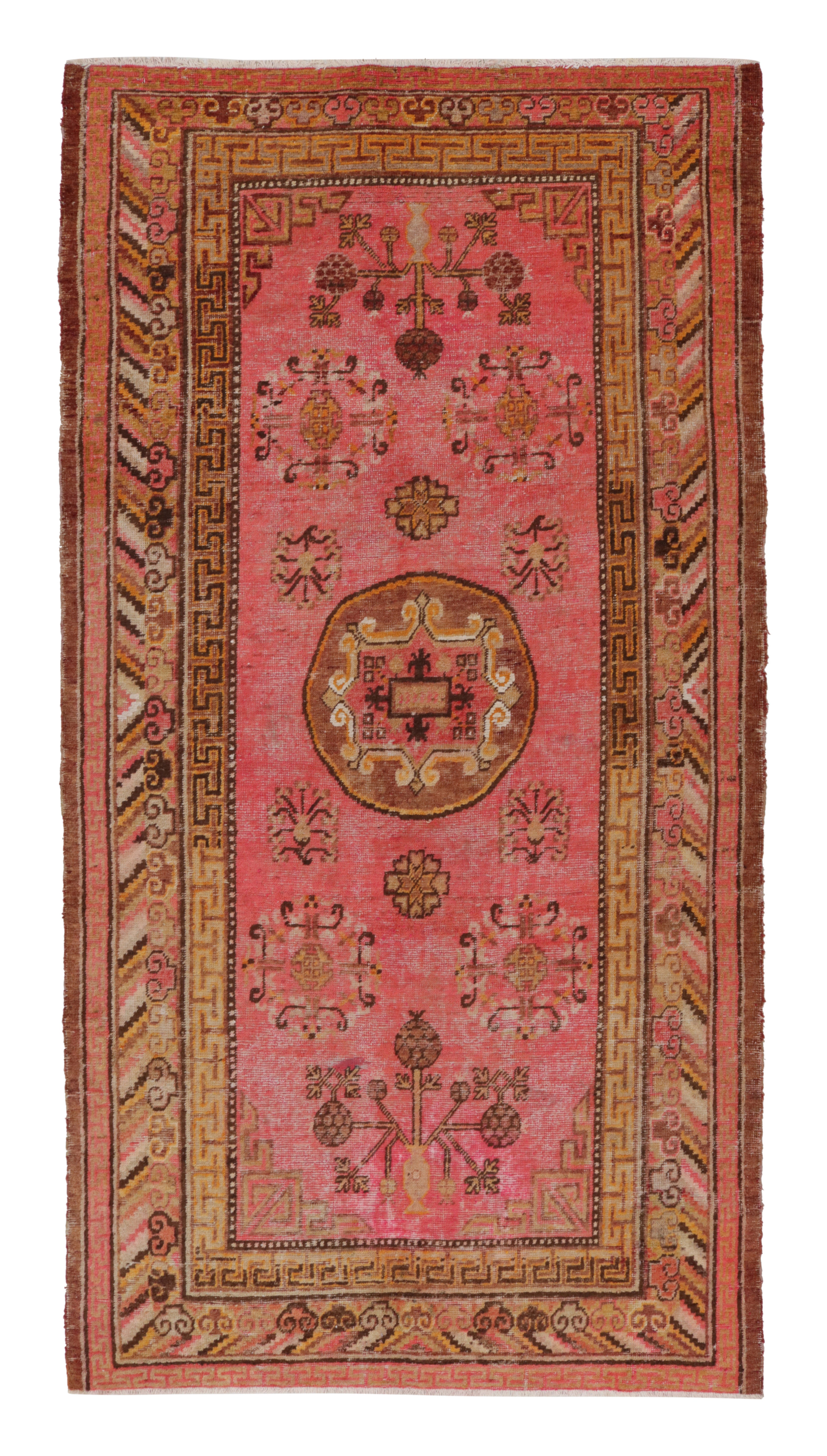 Tapis semi-ancien Khotan transitionnel en laine rose et bronze doré de Rug & Kilim