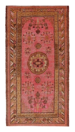 Semi antiker Khotan-Wollteppich aus rosa und goldenem Teppich von Rug & Kilim