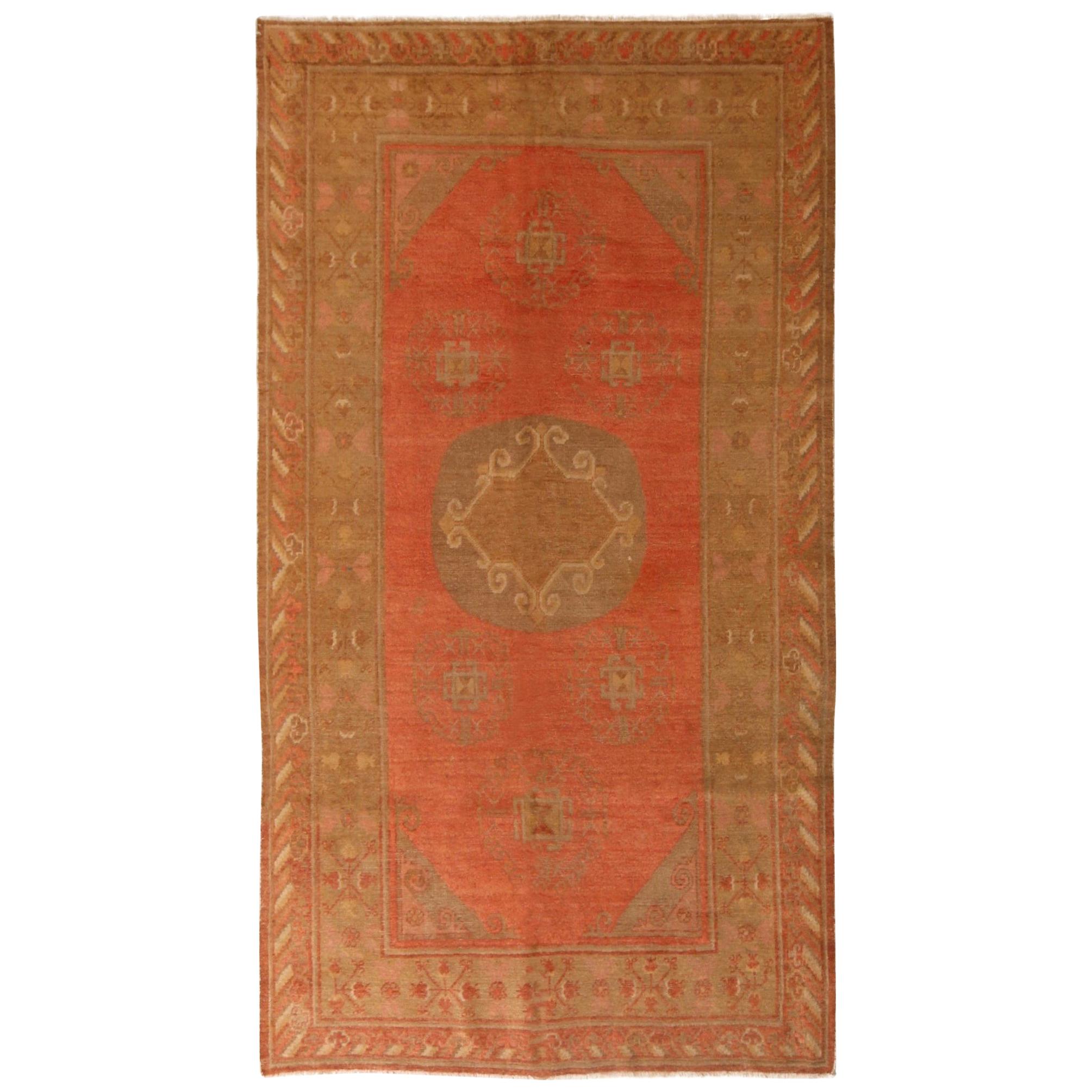Antiker antiker Khotan- Transitional-Teppich aus rosa und hellbrauner Wolle mit Medaillon von Teppich & Kelim