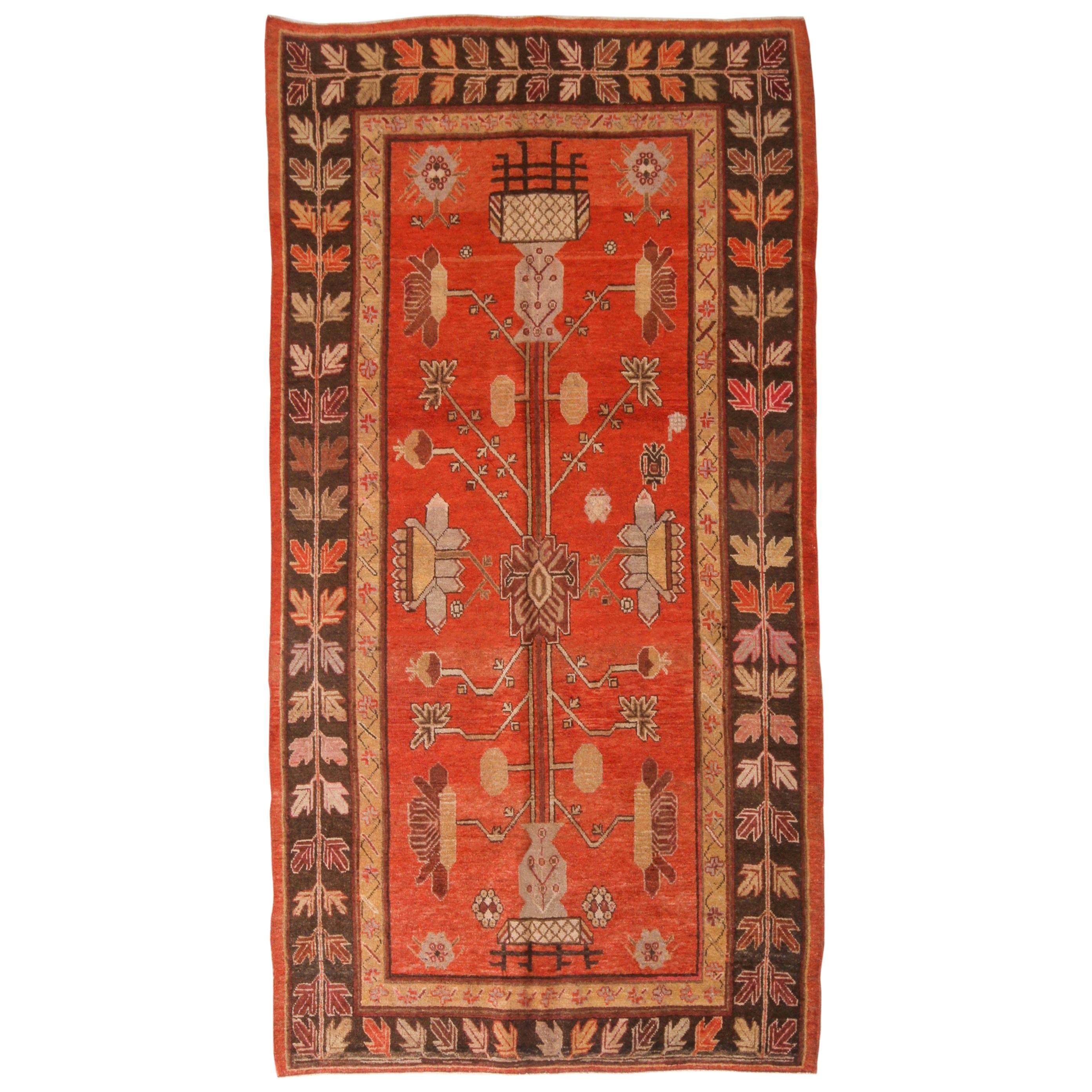 Semi antiker Khotan Übergangs-Teppich aus roter und brauner geometrischer Wolle von Rug & Kilim