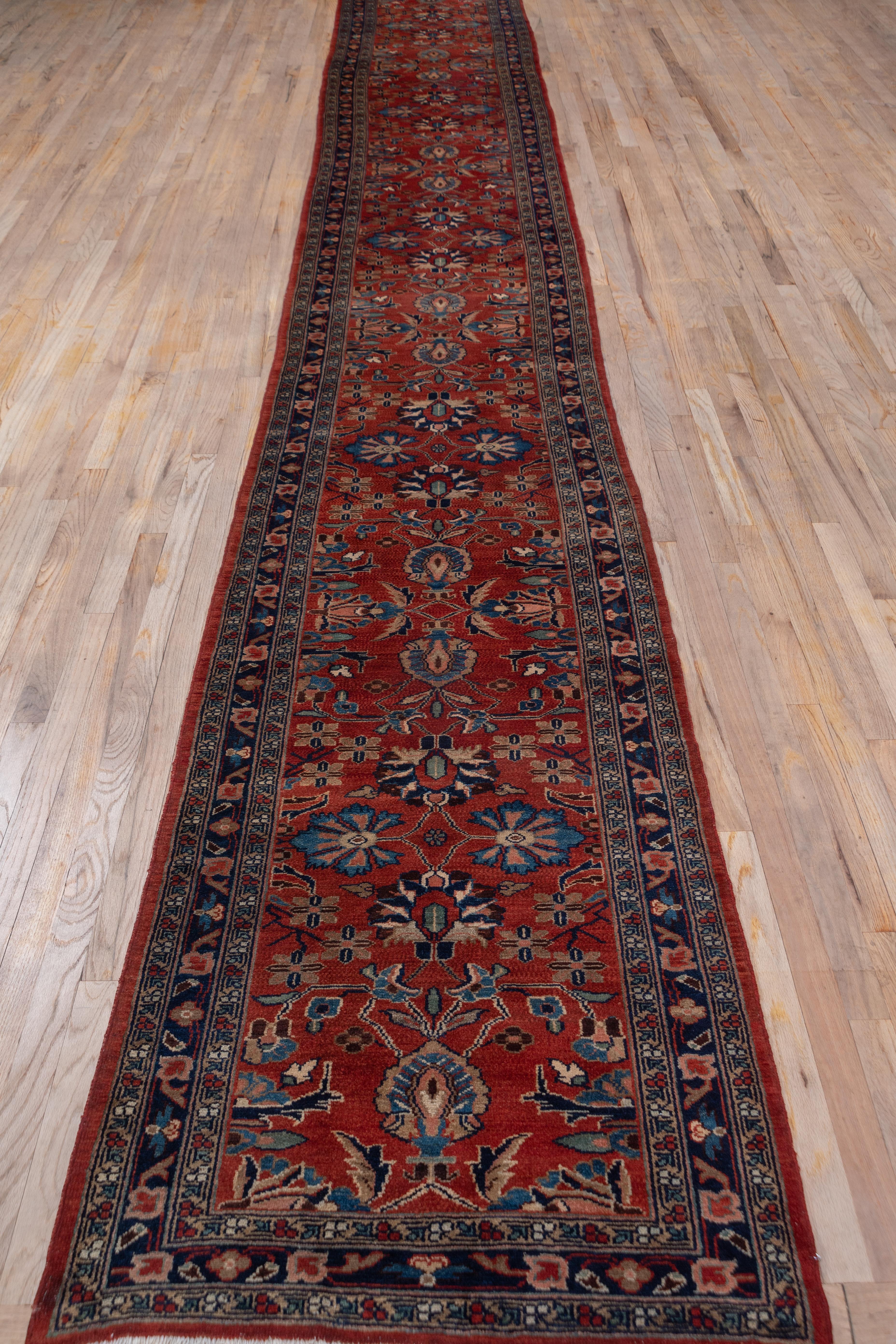 Autre Tapis de couloir long semi-ancien Lillian semi-ancien en vente