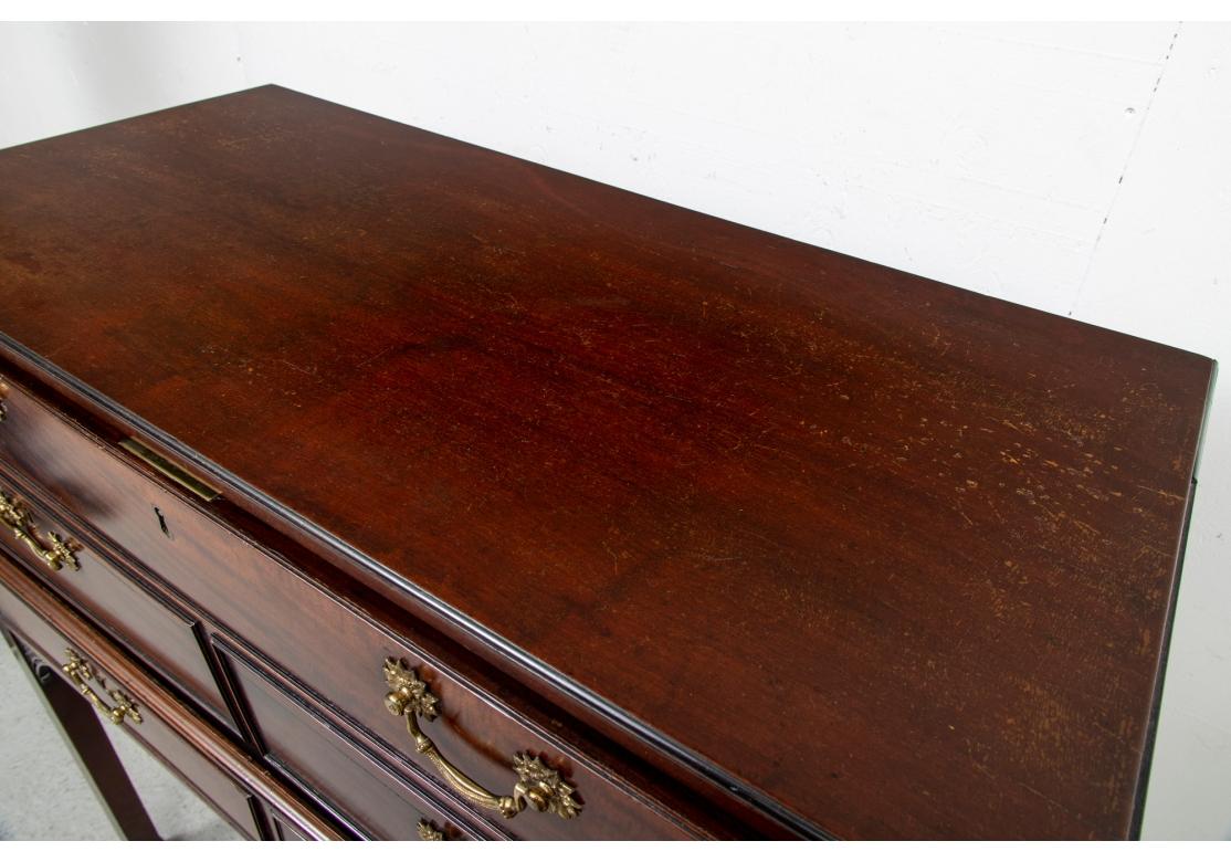 Secretario de Caoba Semi Antiguo Sobre Pie de Estilo Chippendale Chino en Desgastado estado para la venta en Bridgeport, CT