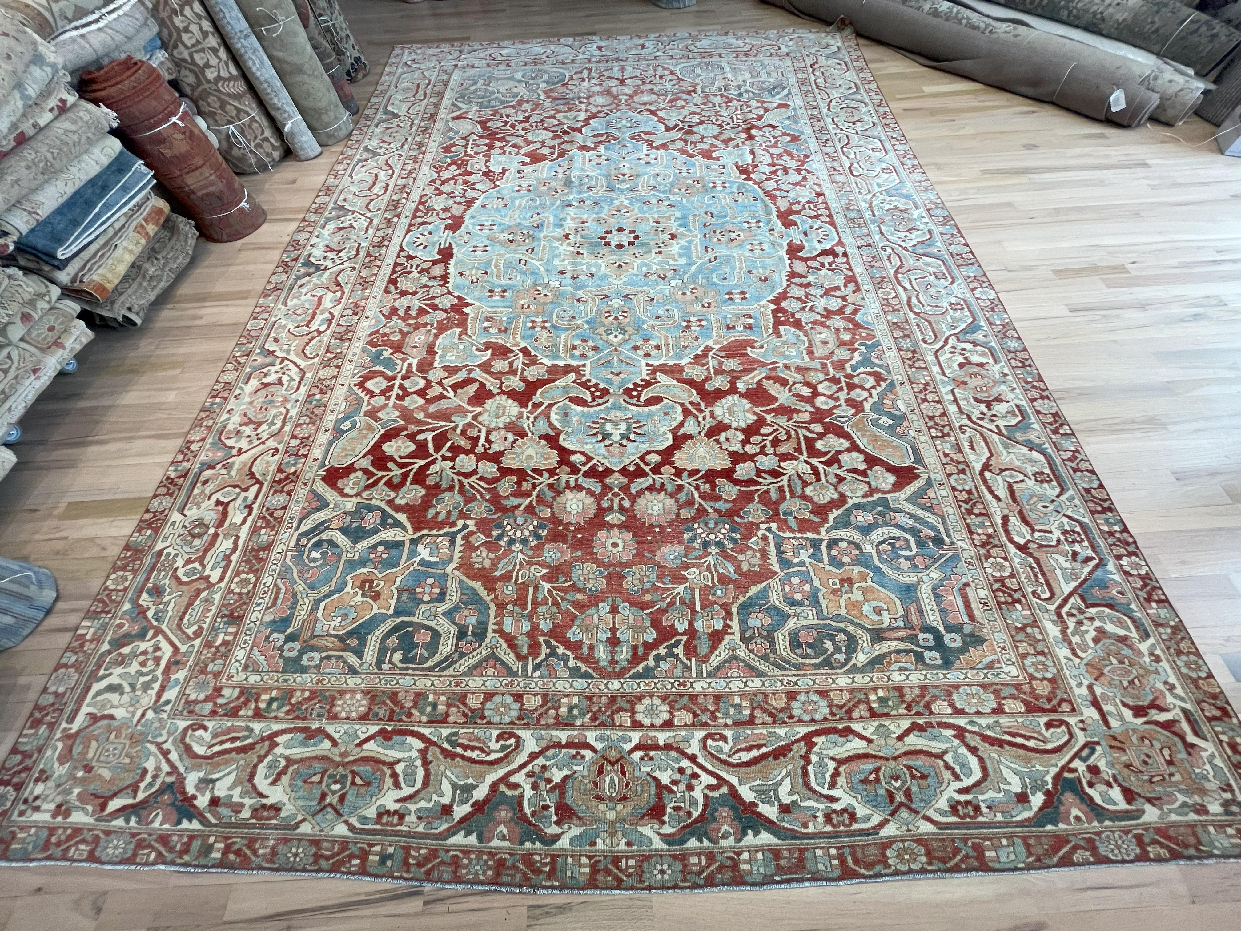 Ce tapis Bakhtiari persan semi-antique multicolore présente un médaillon central et une bordure à motifs complexes. Entièrement en laine, teintures végétales naturelles, fabriqué et noué à la main en Iran.

Ce tapis est le complément idéal pour