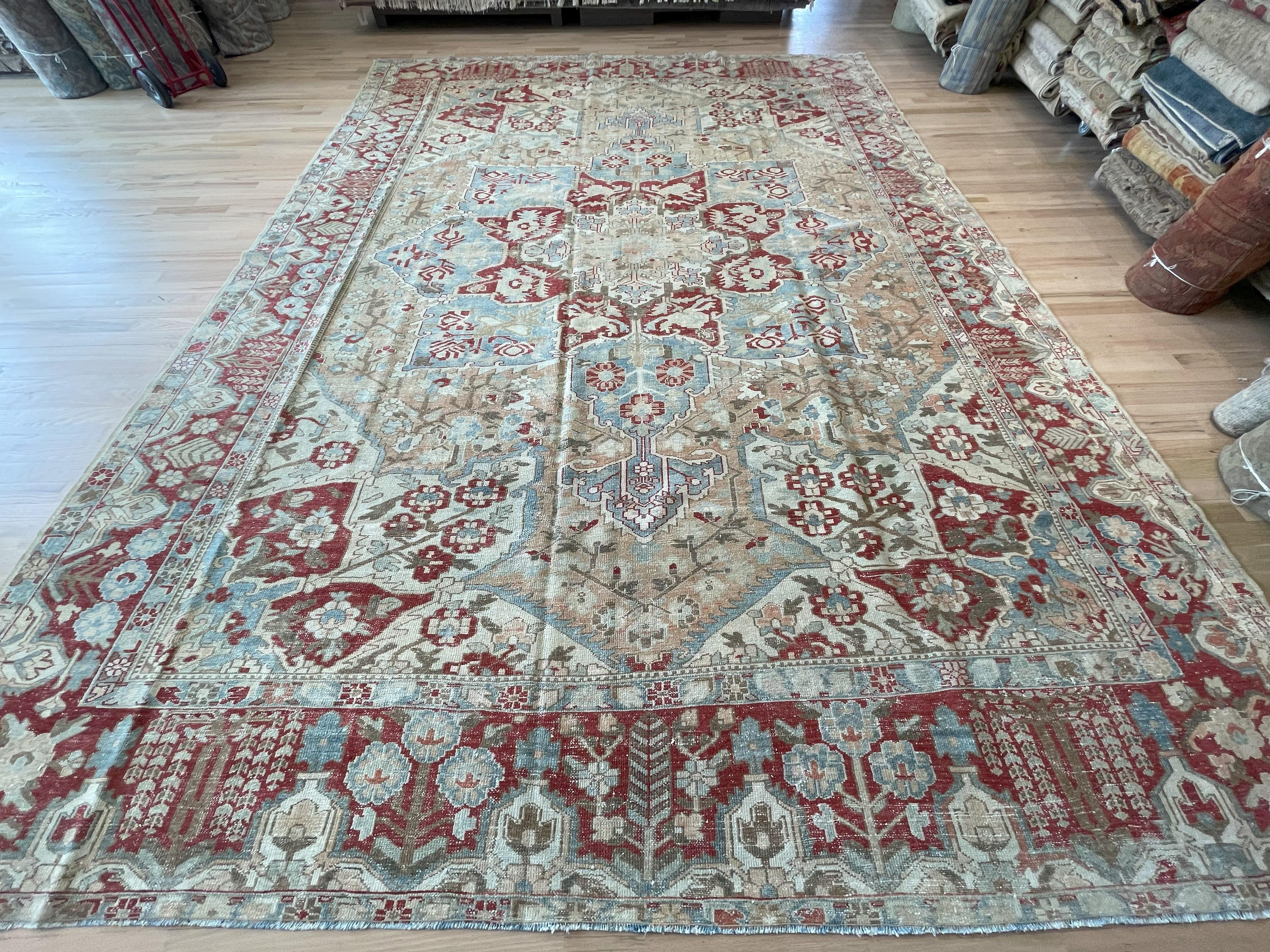 Ce tapis Bakhtiari persan semi-antique multicolore présente un médaillon central et une bordure à motifs complexes. Entièrement en laine, teintures végétales naturelles, fabriqué et noué à la main en Iran.

Ce tapis est le complément idéal pour