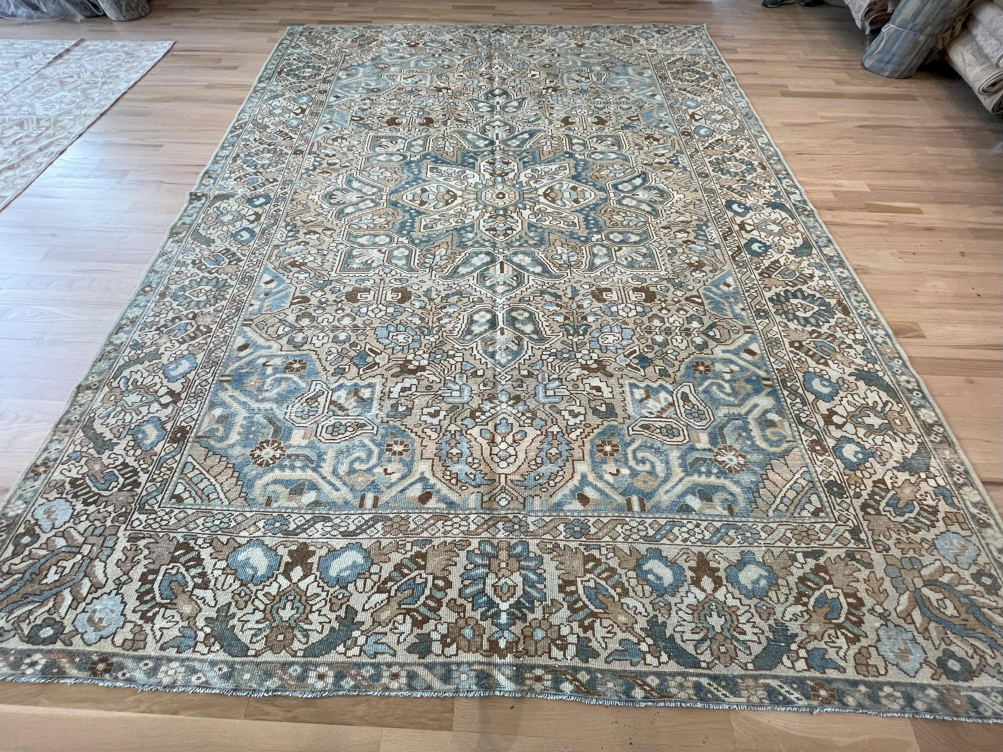Dieser beige-blaue, halb-antike persische Bakhtiari-Teppich hat nicht nur ein Medaillon in der Mitte, sondern auch komplizierte Details im Feld und in der Bordüre. Alle Wolle, natürliche pflanzliche Farbstoffe, handgefertigt und handgeknüpft im