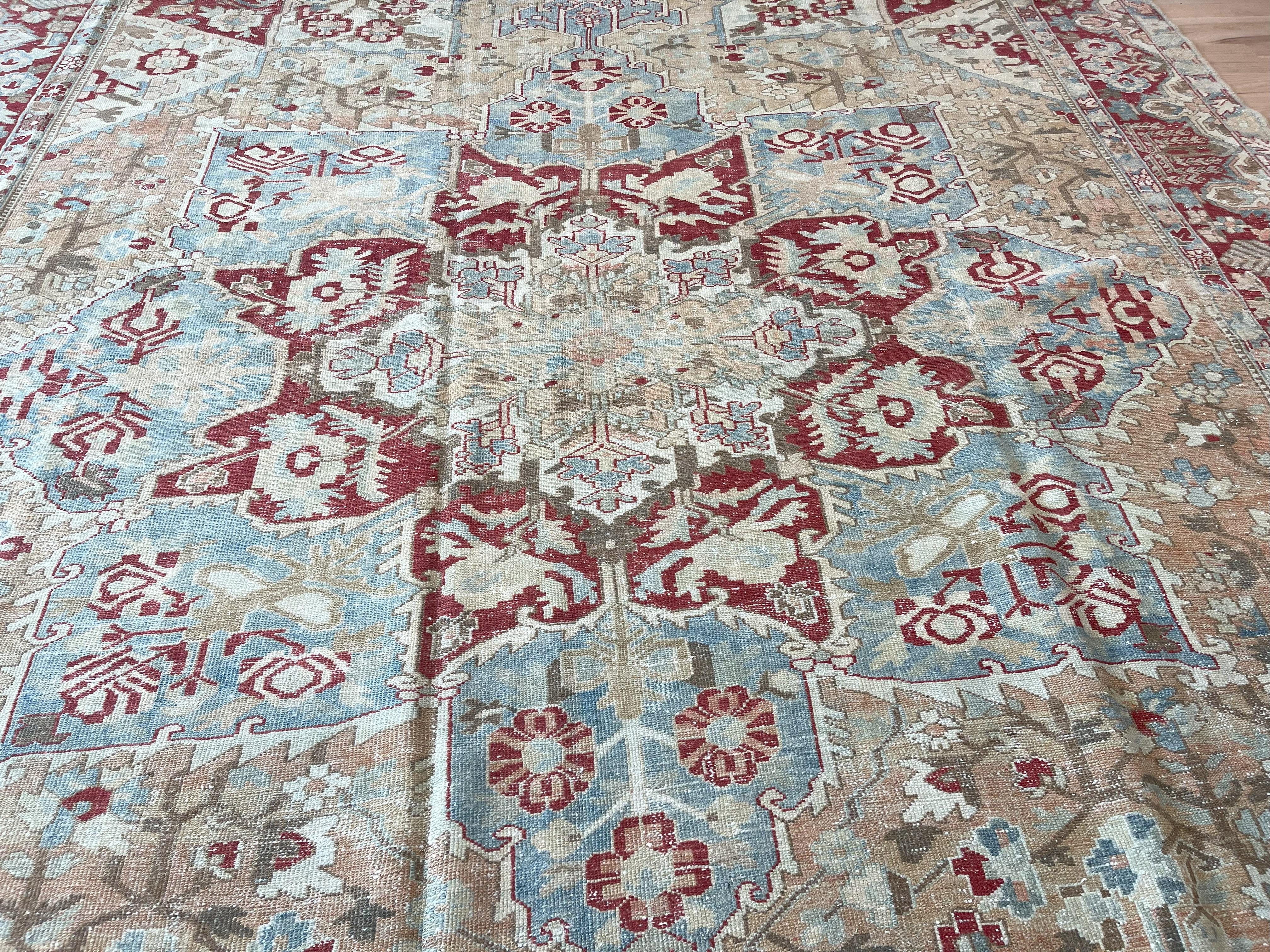 Tapis persan Bakhtiari semi-ancien Bon état - En vente à West Hollywood, CA