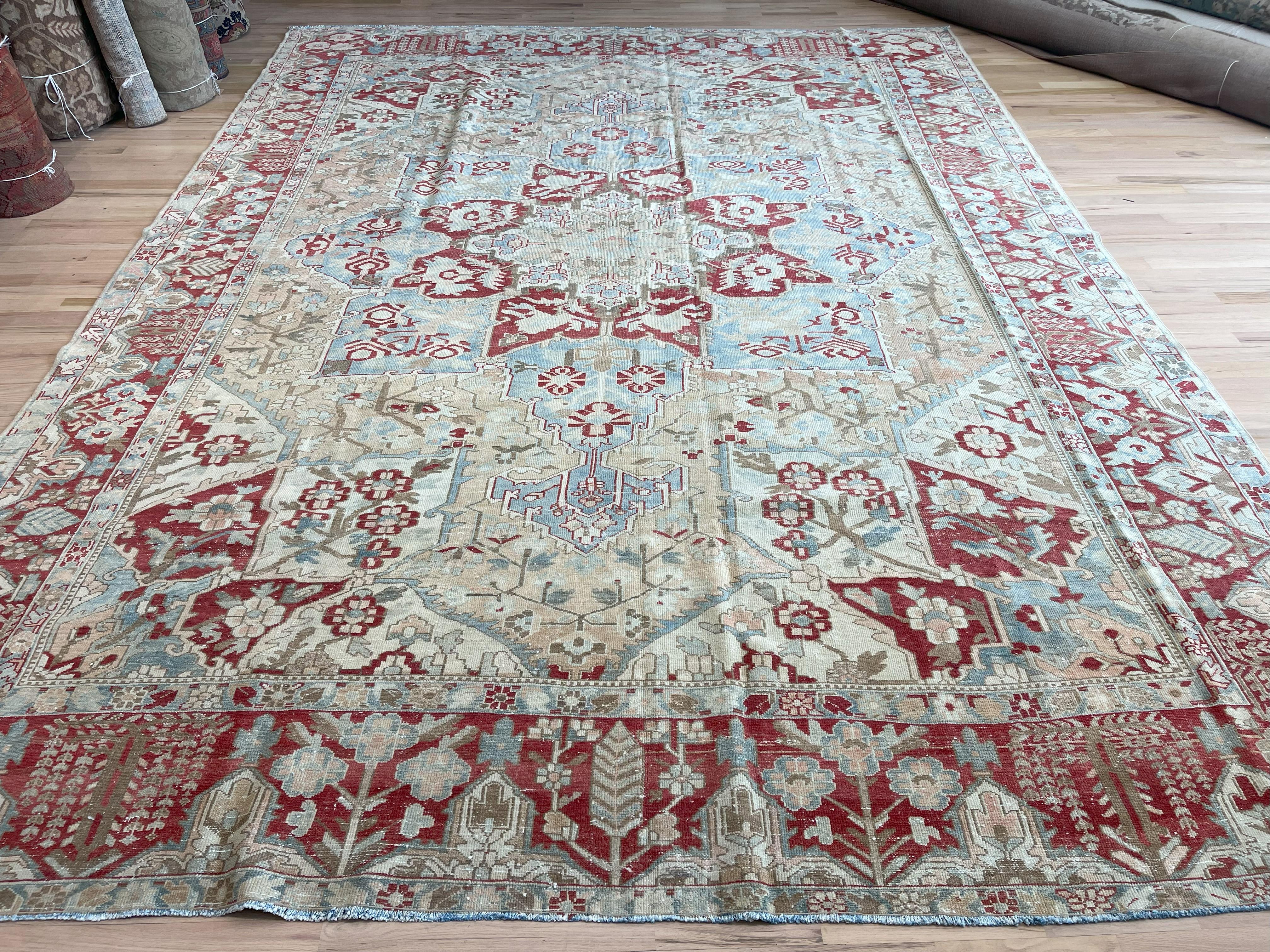Milieu du XXe siècle Tapis persan Bakhtiari semi-ancien en vente