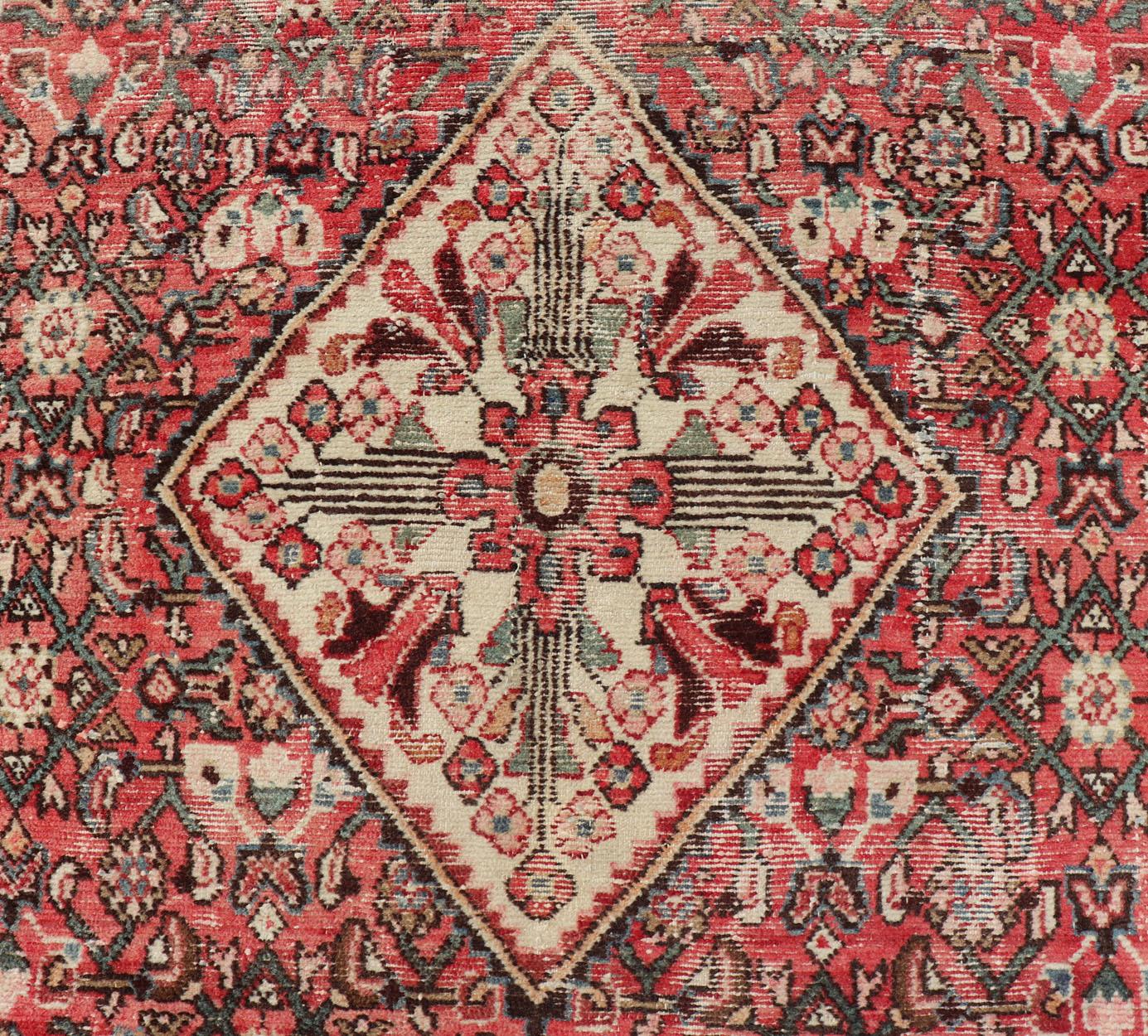 Tapis Hamadan semi-ancien de la Gallery Perse avec un motif de médaillon dans des tons doux de rouge, brun, vert et ivoire.

Mesures : 5'0 x 10'3.

Keivan Woven Arts/ Tapis V21-0805, pays d'origine / type : Iran / Hamadan , vers le milieu du 20e