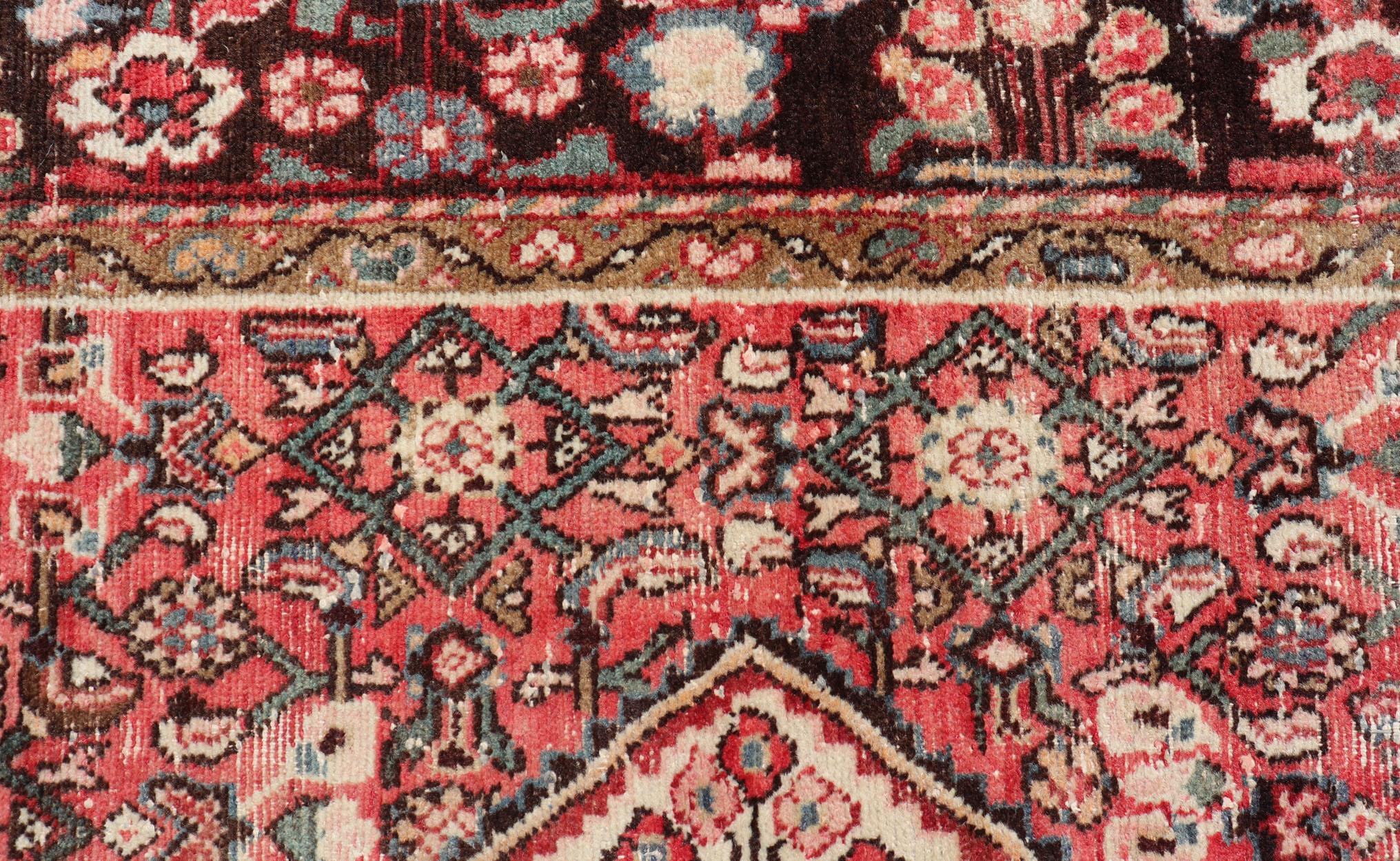 Noué à la main Tapis persan ancien de la galerie Hamadan avec motif de médaillon en vente