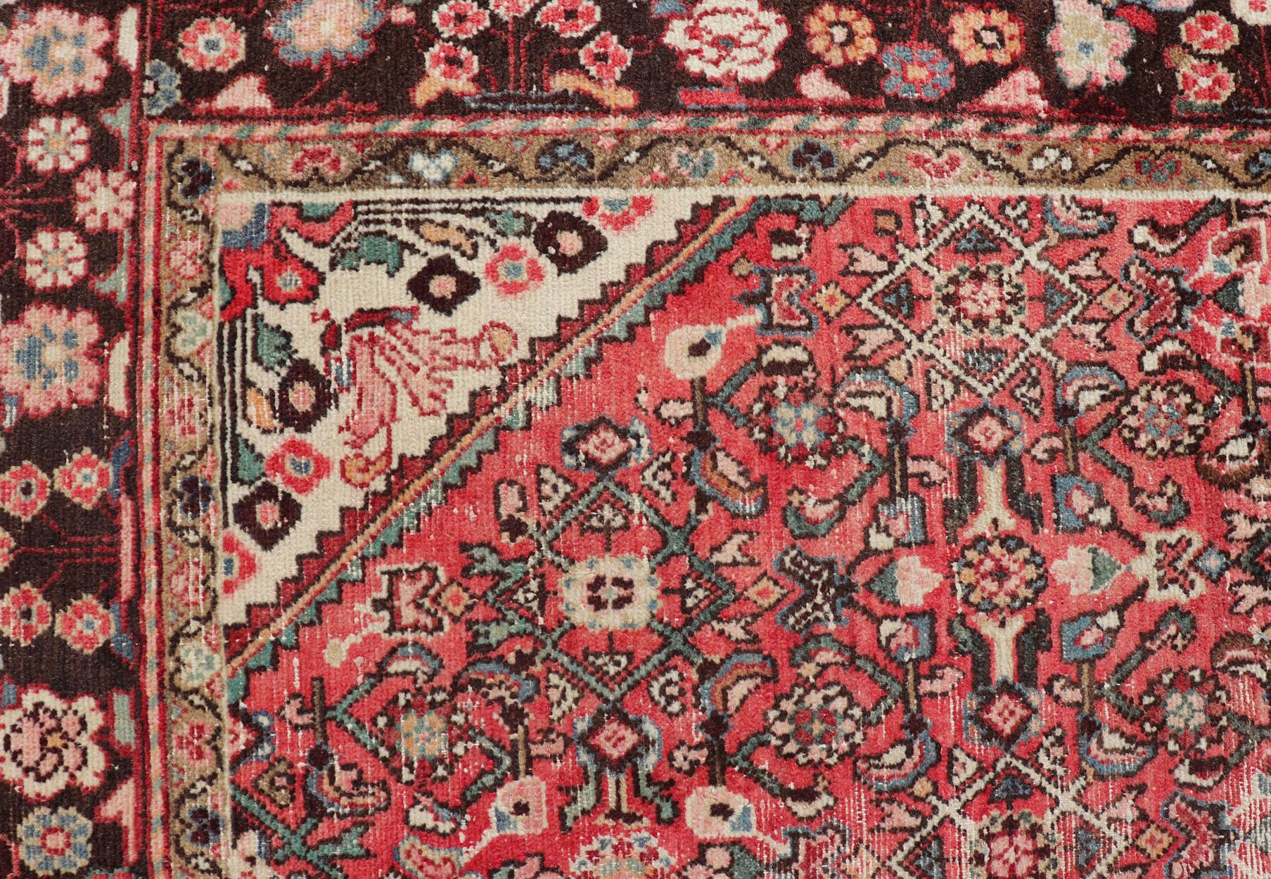 Tapis persan ancien de la galerie Hamadan avec motif de médaillon État moyen - En vente à Atlanta, GA