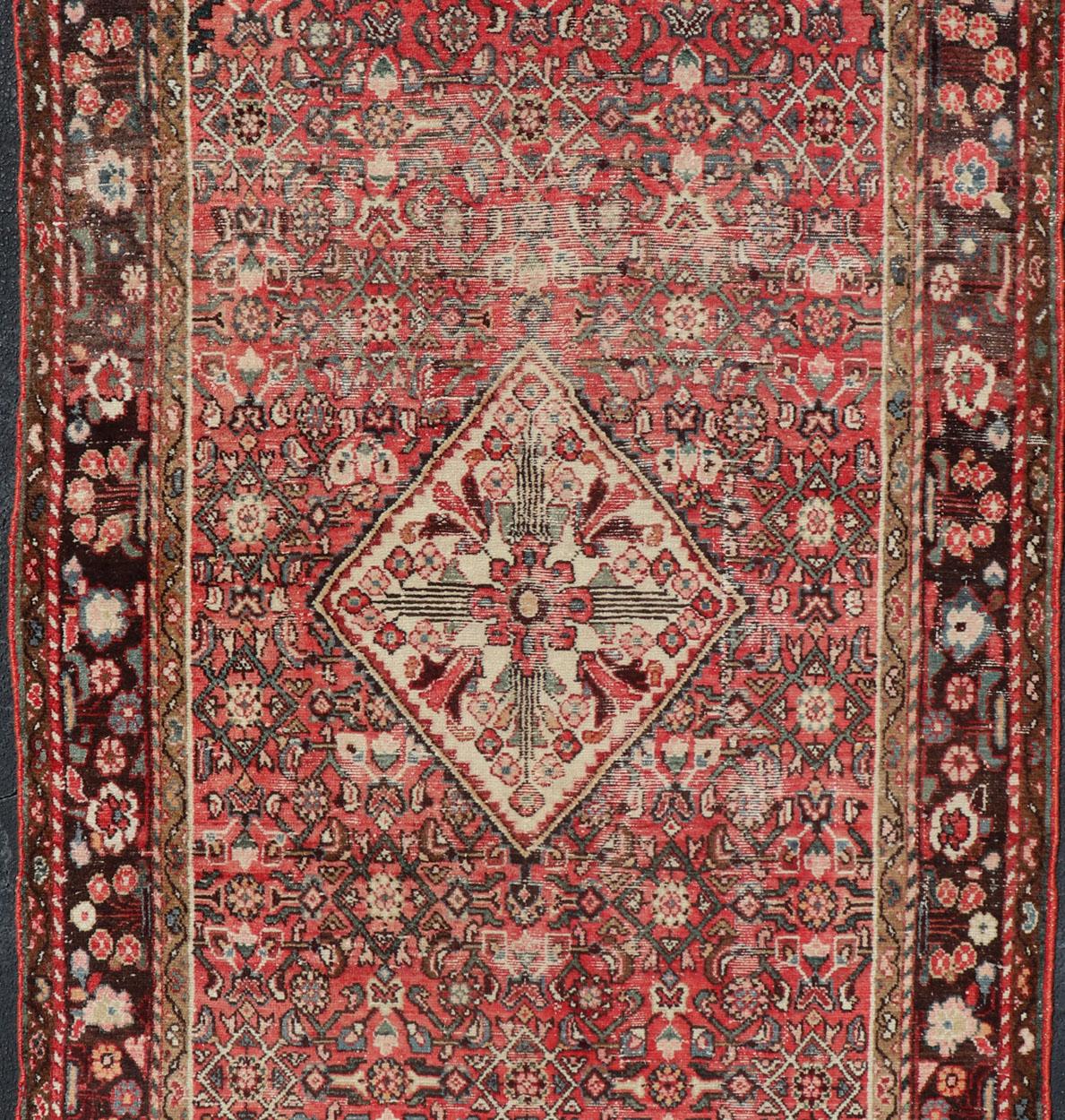 Tapis persan ancien de la galerie Hamadan avec motif de médaillon en vente 1