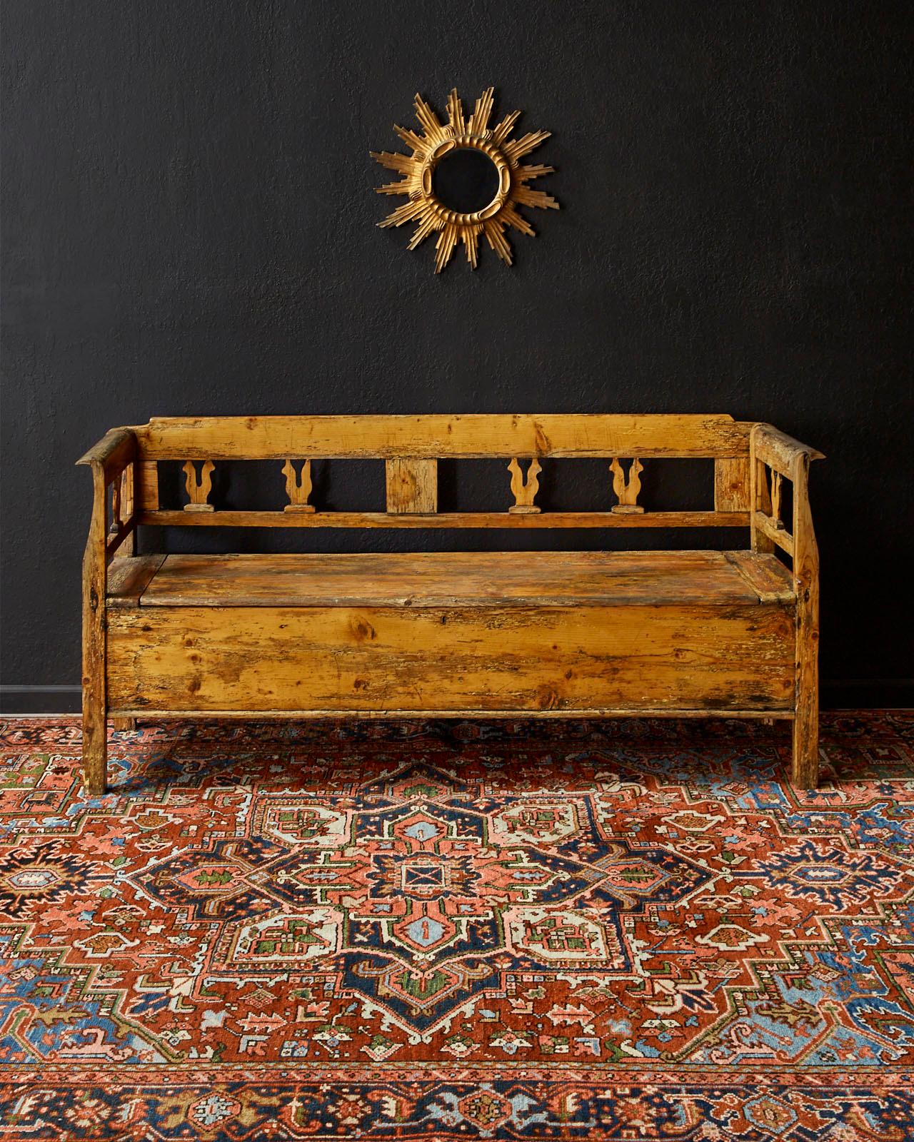 Erstaunlicher halb-antiker persischer Heriz-Teppich des 20. Jahrhunderts. Mit einem traditionell dekorierten Feld in brillanten, lebendigen Farben. Faszinierende elektrische Blautöne erhellen das Feld, akzentuiert von dunklen Grüntönen und Rosa. Der