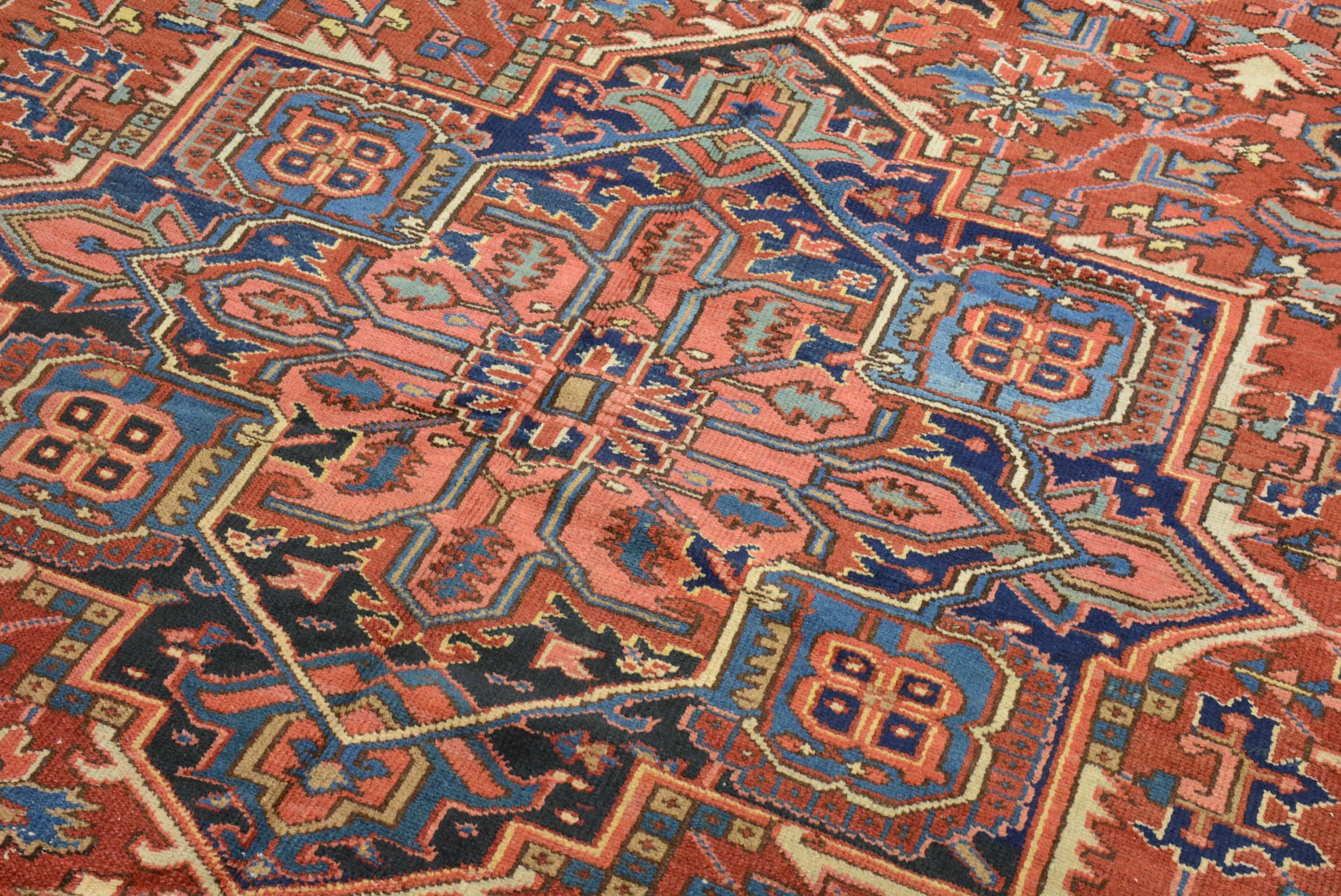 Townes est une ville du nord-ouest de la Perse (Iran) qui produit des tapis depuis le 19e siècle.  Il est situé sur le mont Sabalan, une source importante de cuivre, dont le sommet s'élève à 15 784 pieds.  La qualité de la laine utilisée pour ces