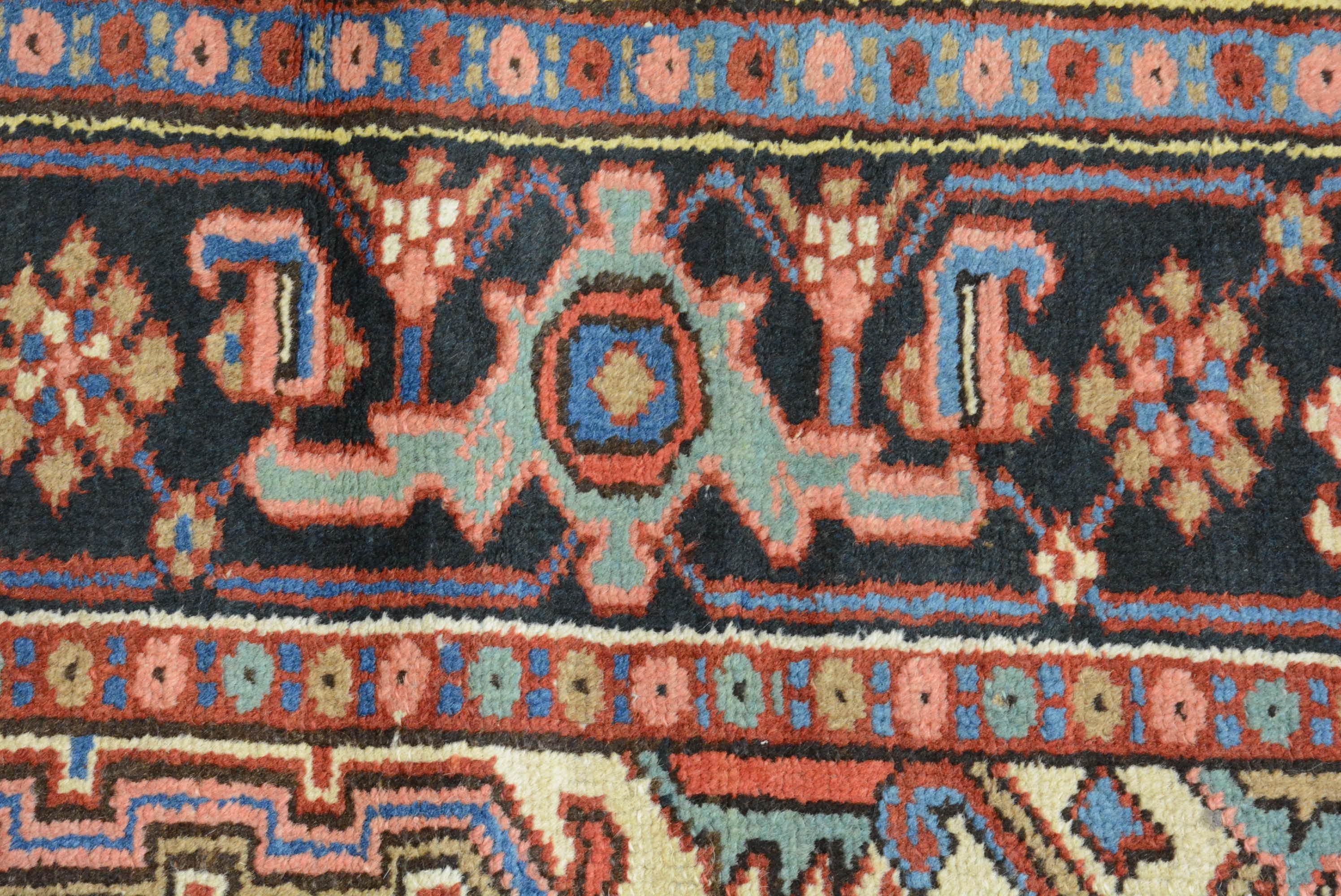 Tissage Tapis persan semi-ancien Heriz en vente