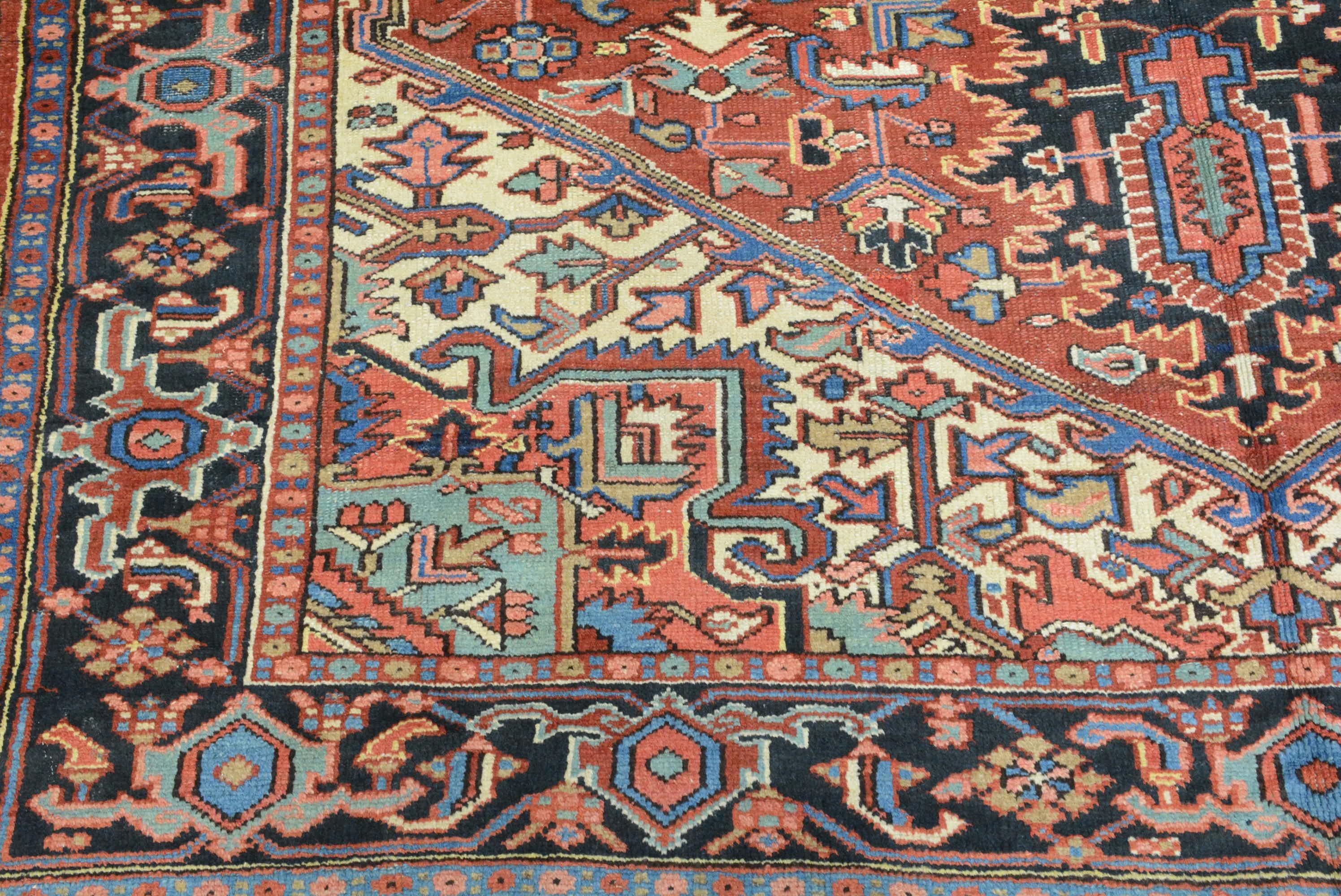 Tapis persan semi-ancien Heriz Bon état - En vente à Closter, NJ