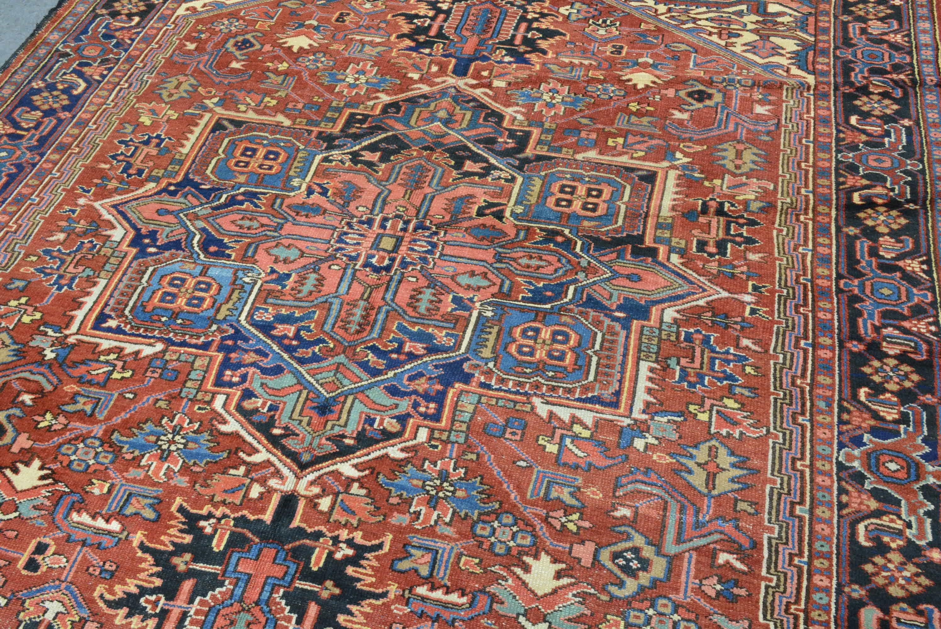 Milieu du XXe siècle Tapis persan semi-ancien Heriz en vente