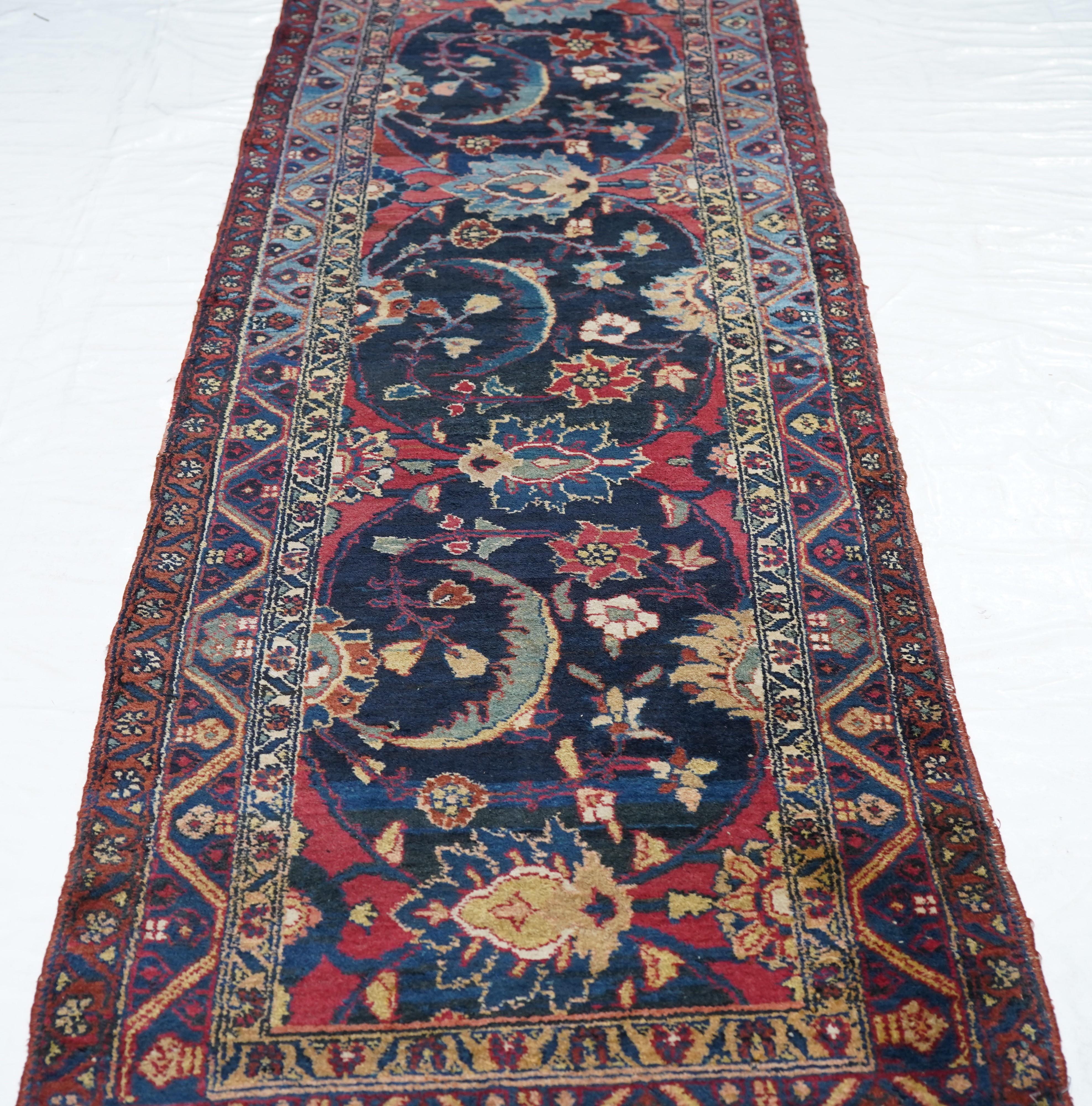 Semi Antique Persian Heriz Rug 2'9'' x 10'9'' In Excellent Condition For Sale In New York, NY
