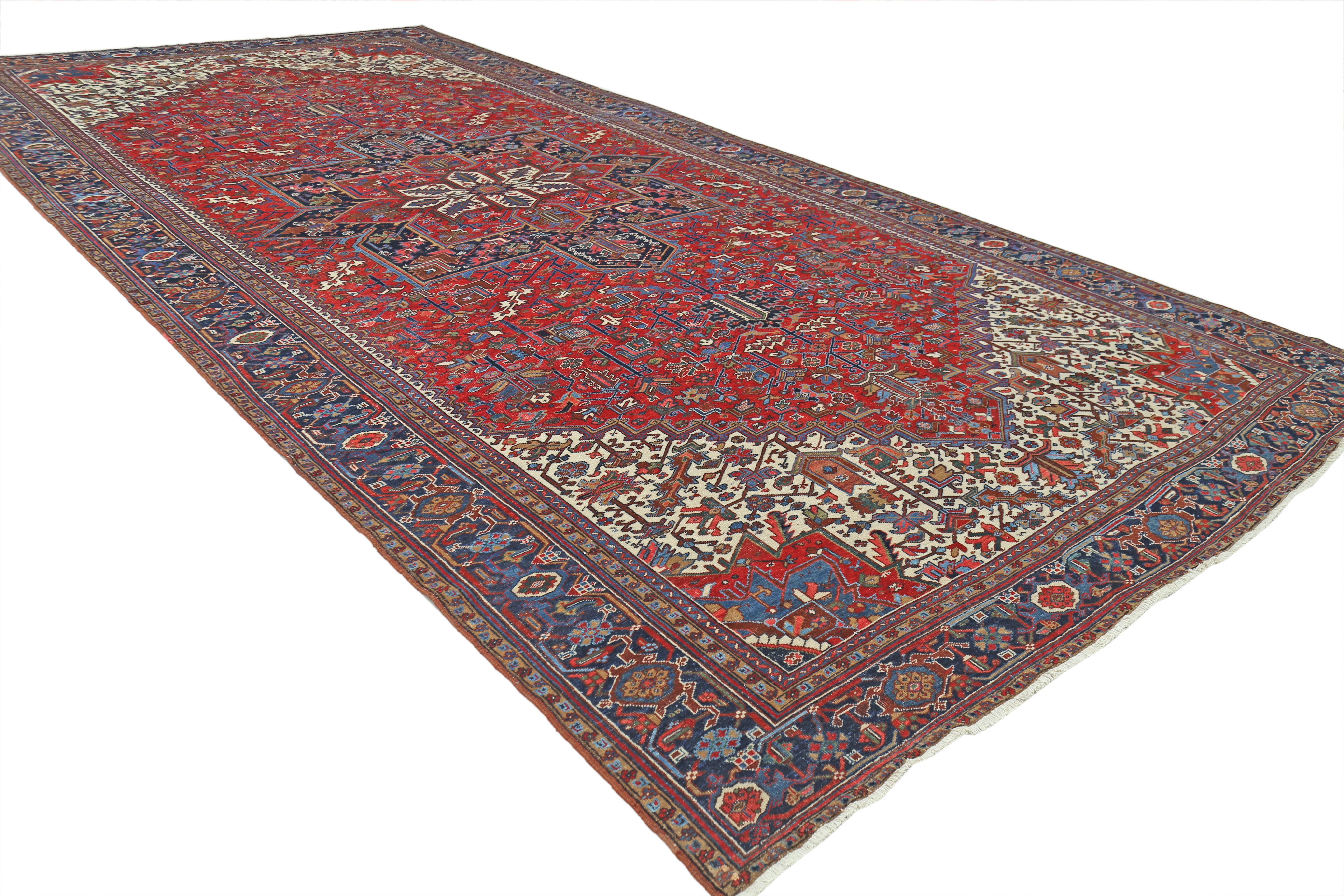 Ein atemberaubender halbantiker persischer Heriz-Teppich, der aus dem Iran des frühen 20. Jahrhunderts stammt. Dieses schöne, handgeknüpfte Stück ist in Anbetracht seiner reichen Geschichte in ausgezeichnetem Zustand. 