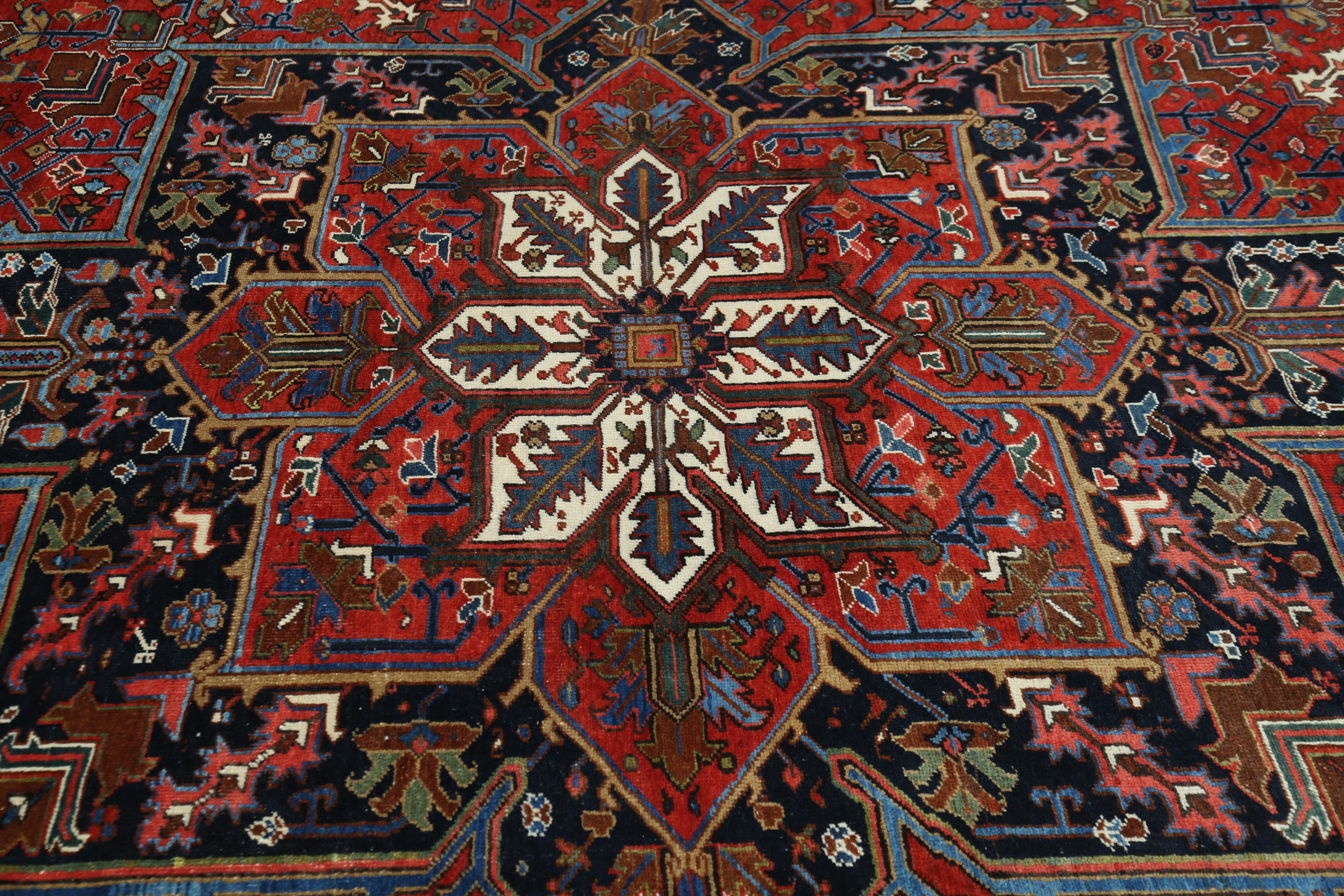 Semi-antiker persischer Heriz-Teppich  (Heriz Serapi) im Angebot
