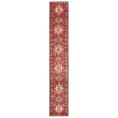 Tapis de couloir persan semi-ancien Karadjeh étroit en couleurs de bijoux