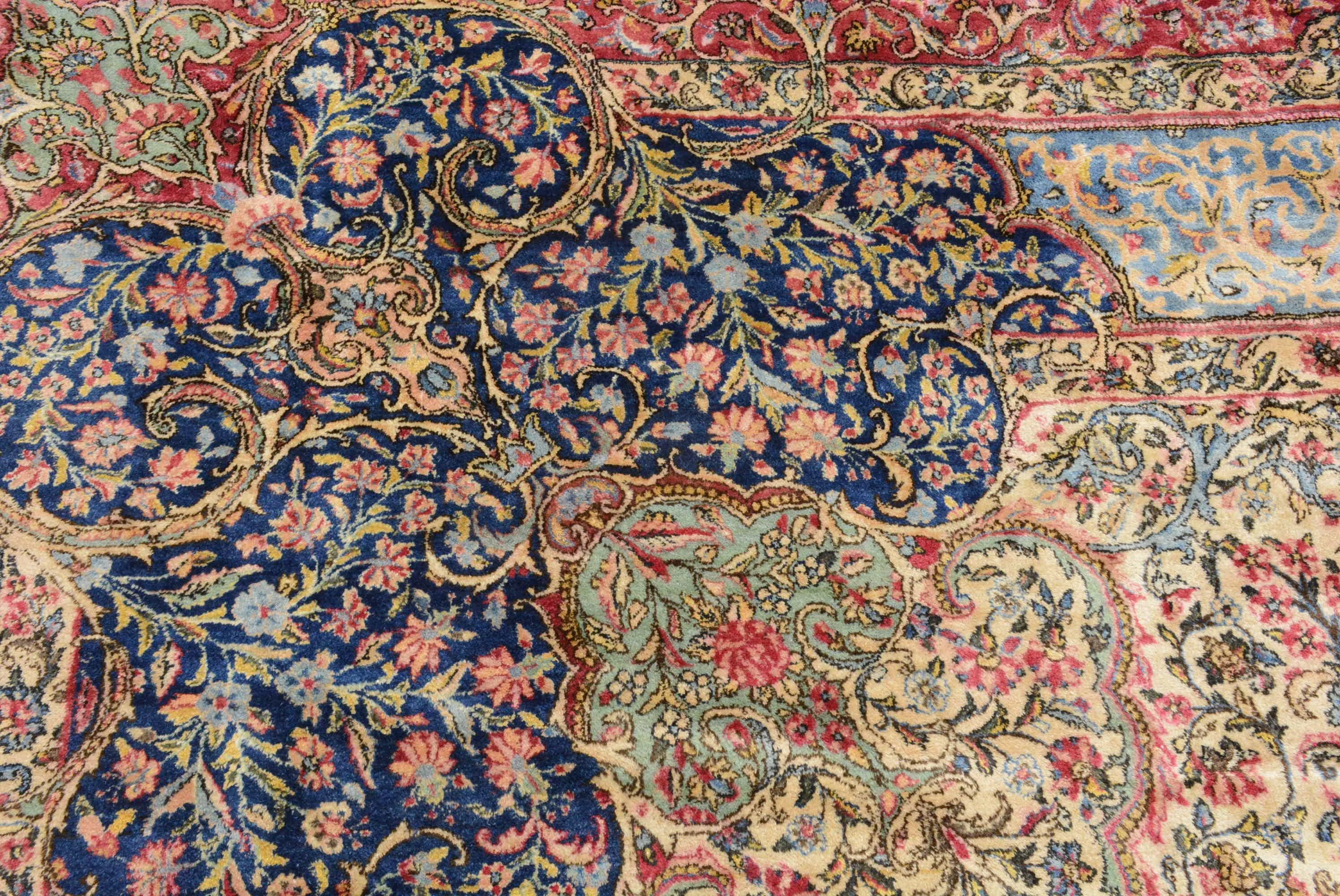 La ville et la province de Kerman sont géographiquement isolées dans le grand désert du sud de la Perse. La production de châles et de tapis y est florissante depuis la dynastie safavide du XVIe siècle. Les tapis produits ici, autrefois commandés