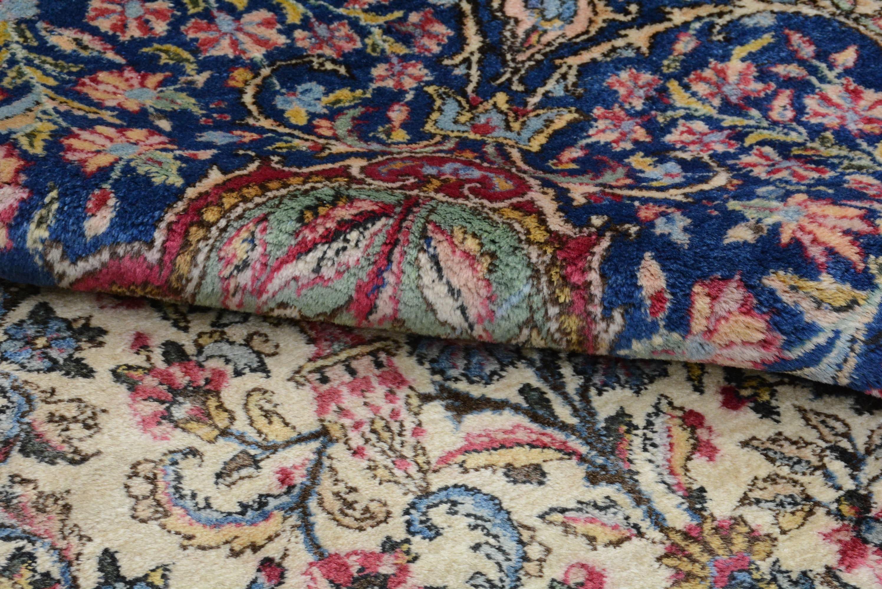 Milieu du XXe siècle Tapis persan Kerman semi-ancien en vente