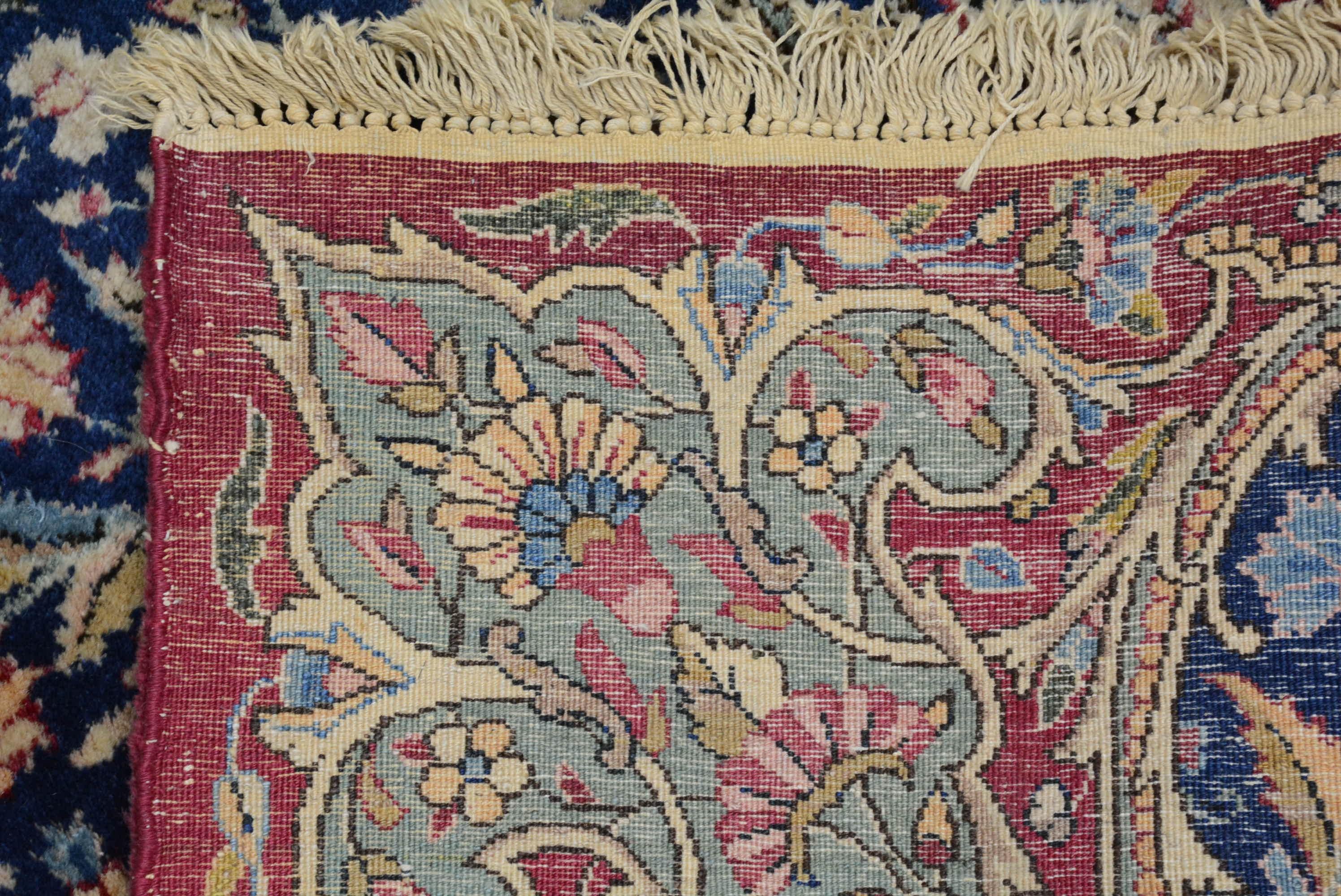 Tapis persan Kerman semi-ancien en vente 1