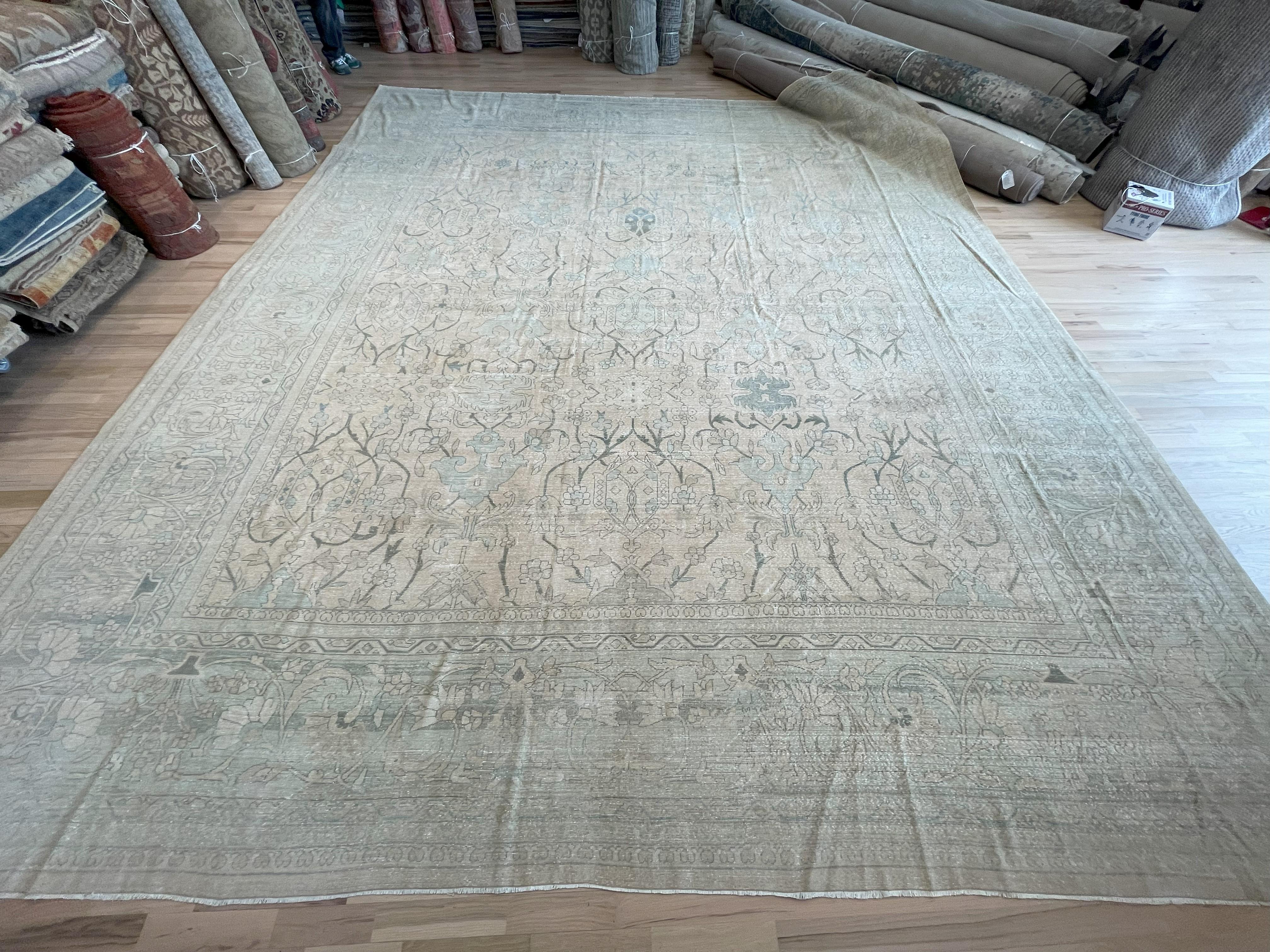 Dieser halb-antike persische Mahal-Teppich hat ein beigefarbenes Feld mit hellblauer Umrandung und ein Allover-Design. Seine Farben machen ihn zu einem dezenten Teppich, der sich leicht mit jeder Einrichtung kombinieren lässt. Alle Wolle,