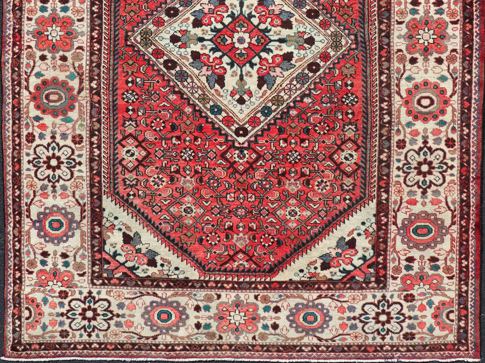 Tappeto persiano semi-antico Mahal di Keivan Woven Arts con disegno a medaglione in rosso e avorio, Keivan Woven Arts / tappeto R20-0830, paese d'origine/tipo: Iran / Sultanabad, circa metà del XX secolo

Misure: 7'2 x 10'5.

Questo tappeto Mahal