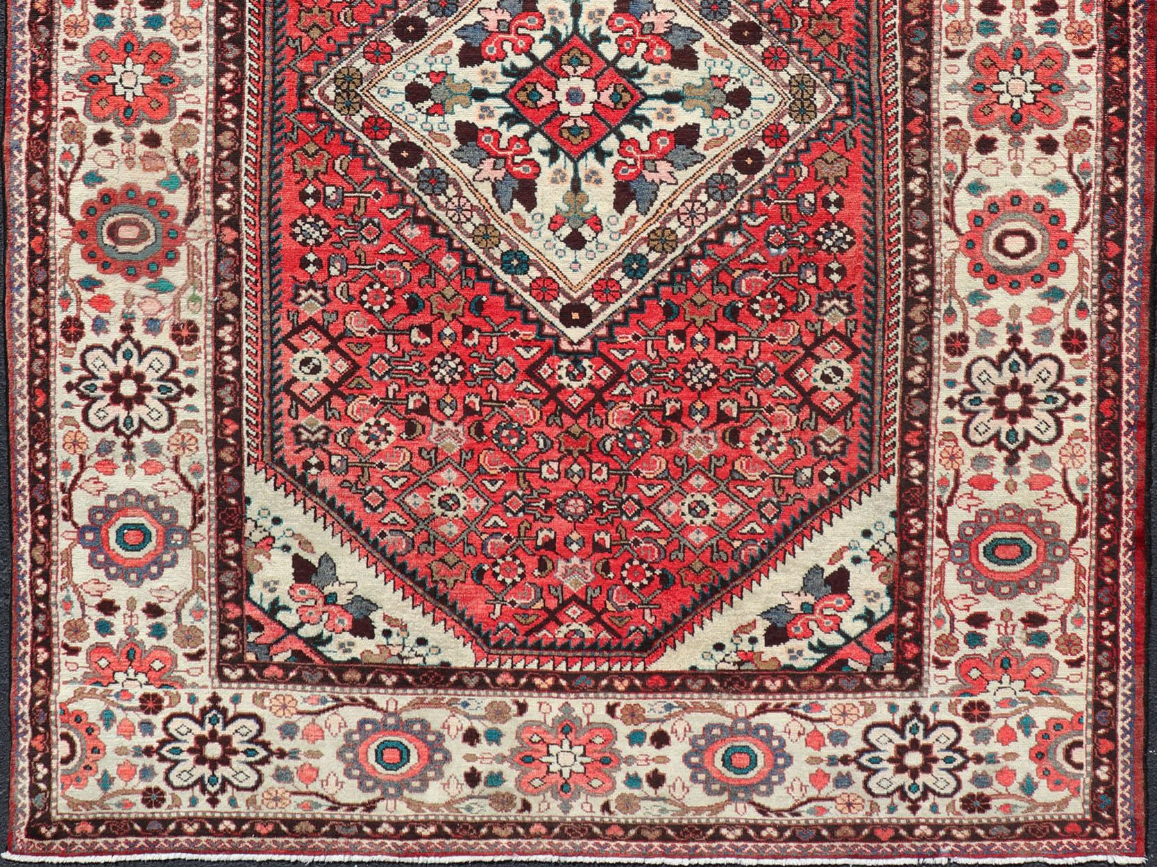 Keivan Woven Arts Tapis persan semi antique Mahal avec un design de médaillon en rouge et ivoire, Keivan Woven Arts / tapis R20-0830, pays d'origine / type : Iran / Sultanabad, circa mid-20th century

Mesures : 7'2 x 10'5.

Ce tapis vintage Mahal