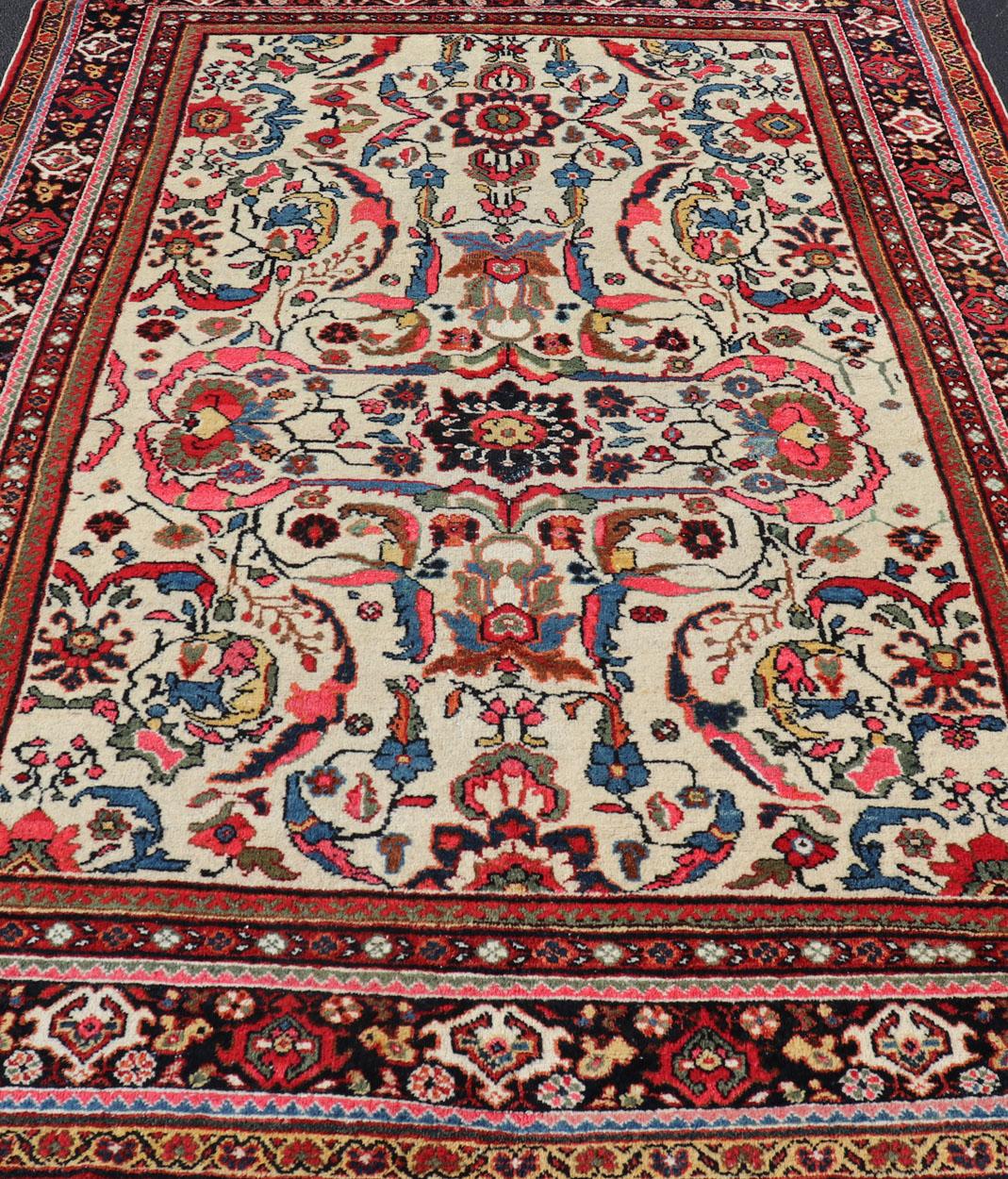 Alfombra Persa Mahal Semi Antigua con Diseño de Medallón y Fondo Marfil en venta 4