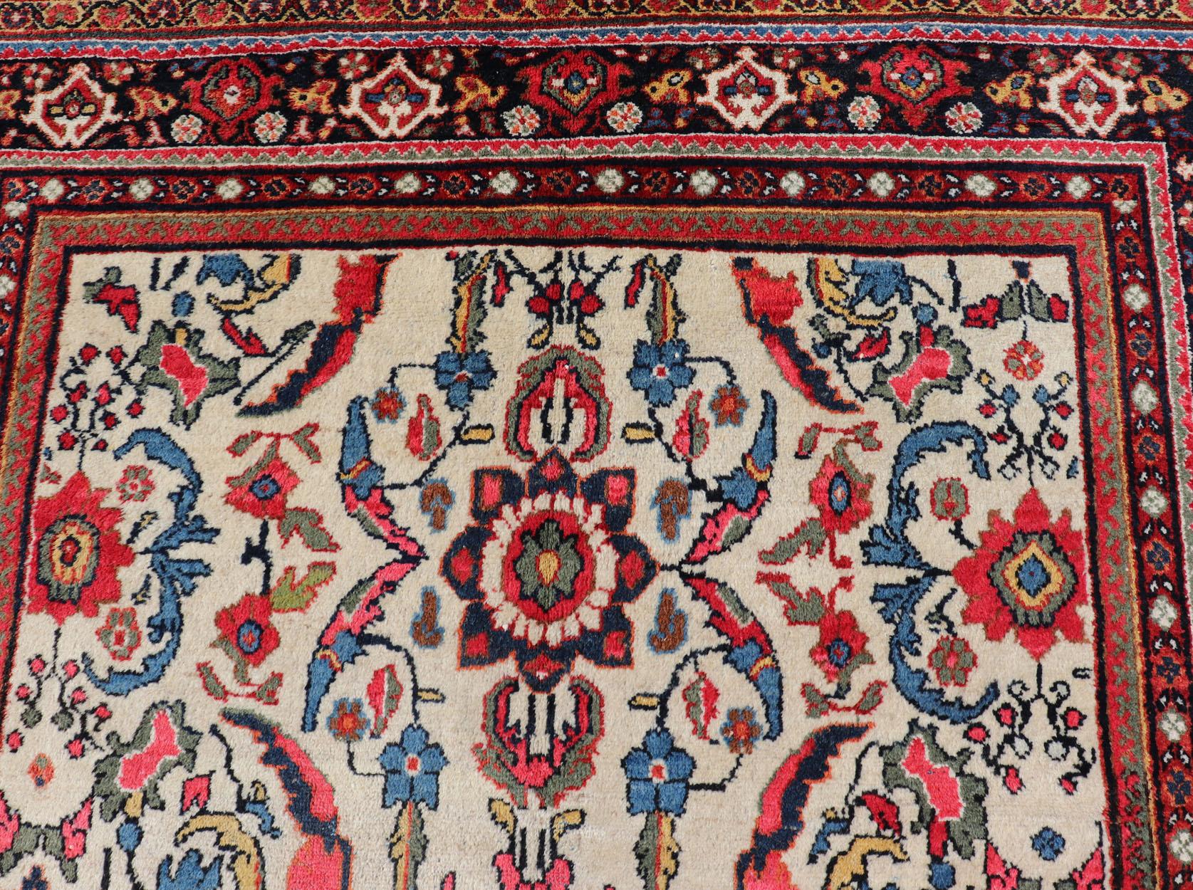 Alfombra Persa Mahal Semi Antigua con Diseño de Medallón y Fondo Marfil en venta 7