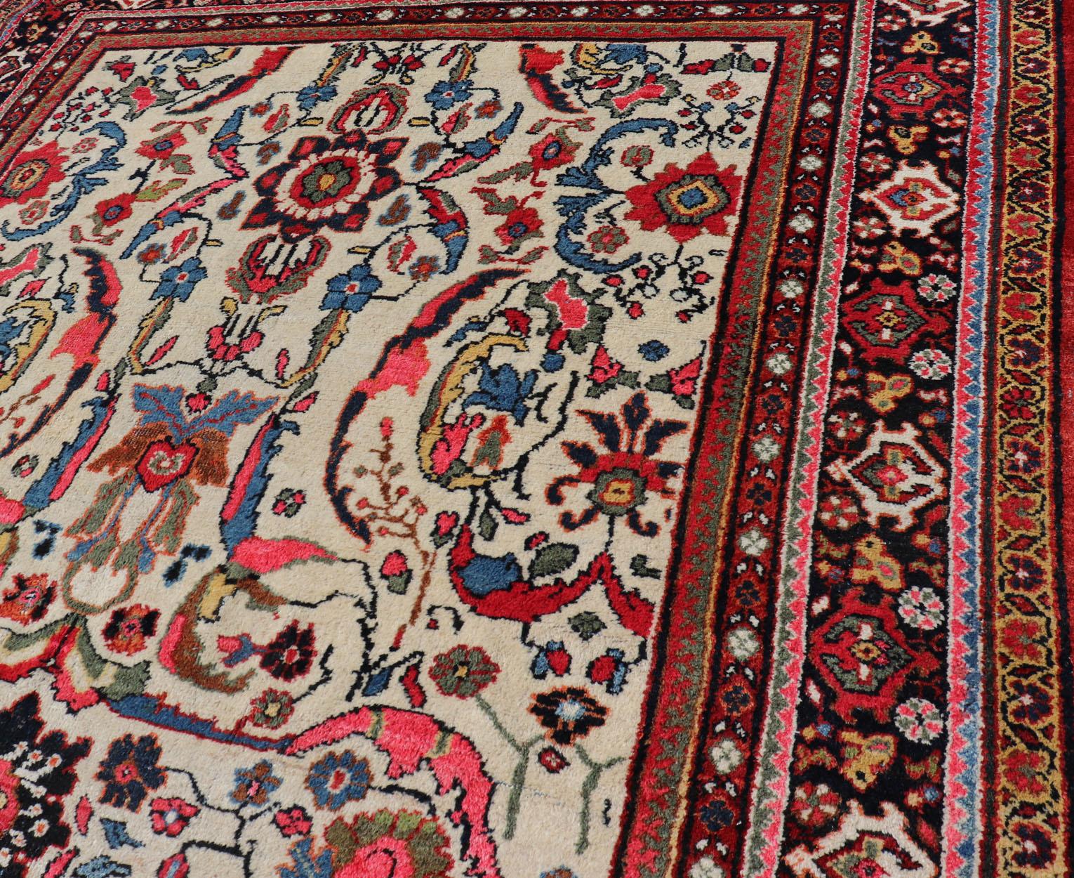 Semi antiker persischer Mahal-Teppich mit Medaillonmuster und elfenbeinfarbenem Hintergrund (Sultanabad) im Angebot