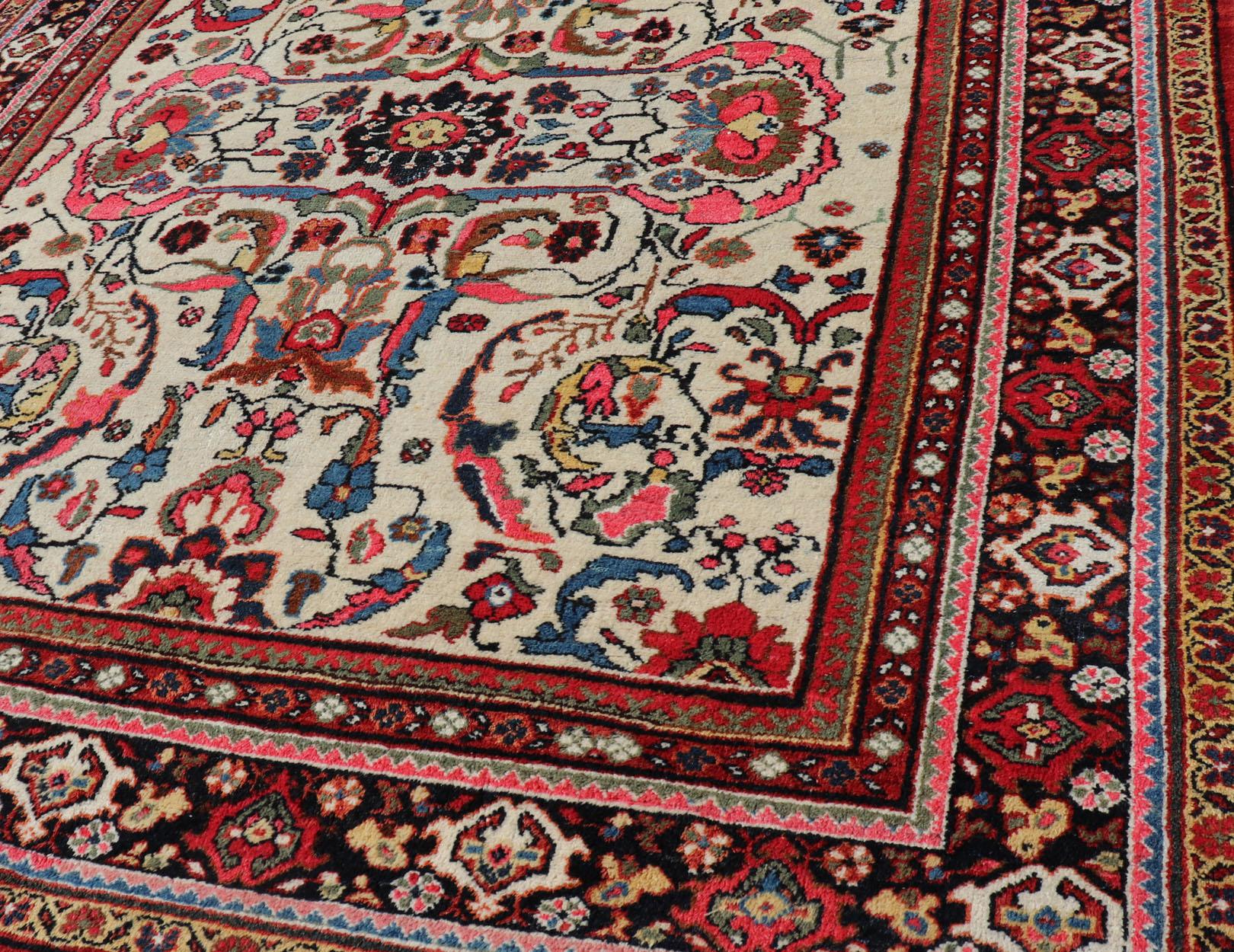 Semi antiker persischer Mahal-Teppich mit Medaillonmuster und elfenbeinfarbenem Hintergrund (Persisch) im Angebot