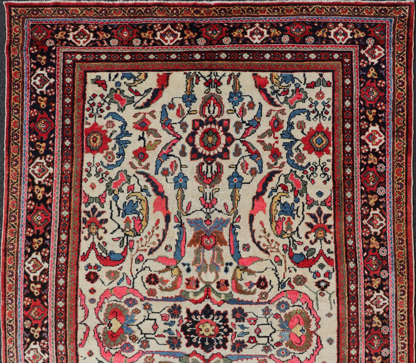Semi antiker persischer Mahal-Teppich mit Medaillonmuster und elfenbeinfarbenem Hintergrund im Zustand „Gut“ im Angebot in Atlanta, GA