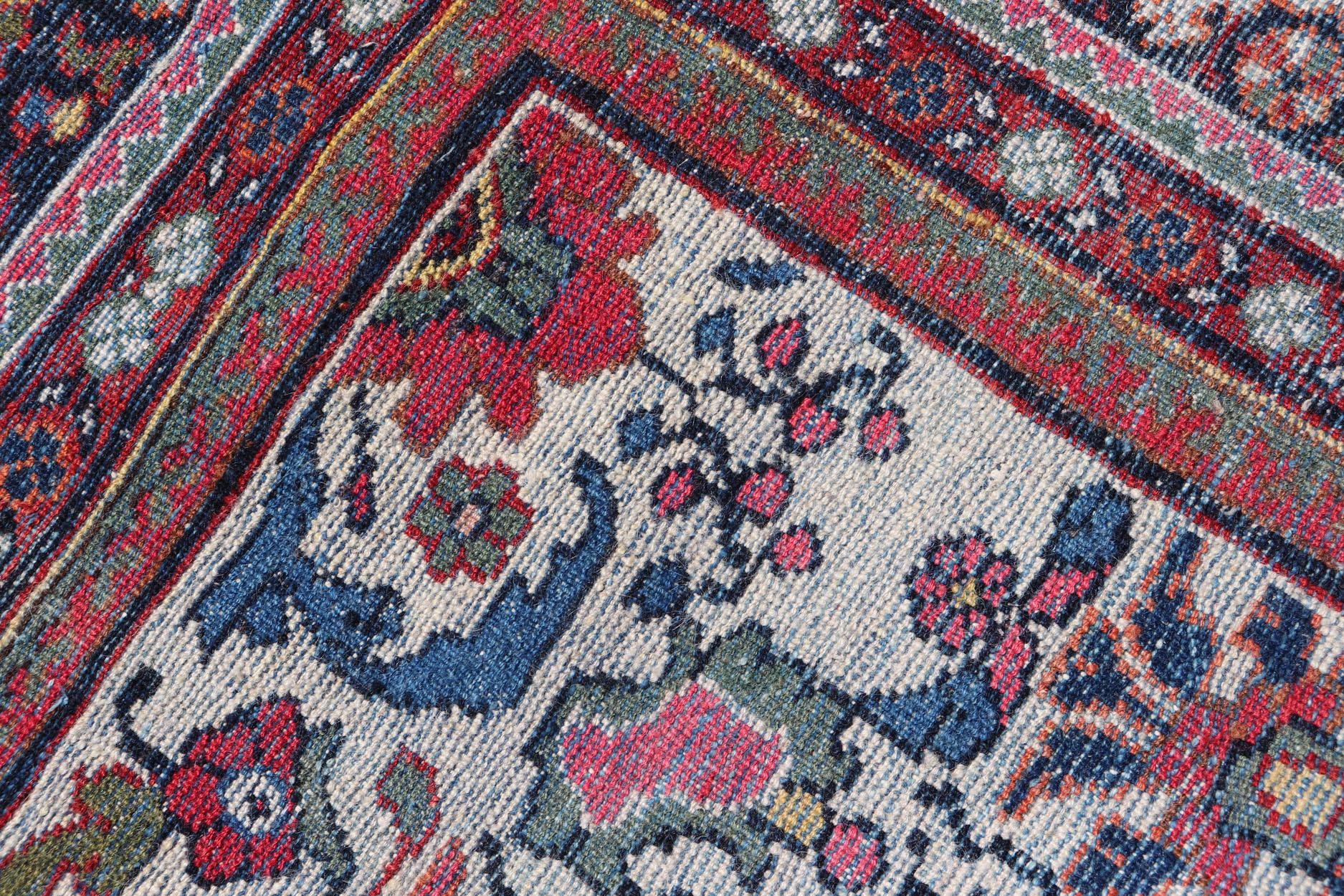 Semi antiker persischer Mahal-Teppich mit Medaillonmuster und elfenbeinfarbenem Hintergrund im Angebot 1