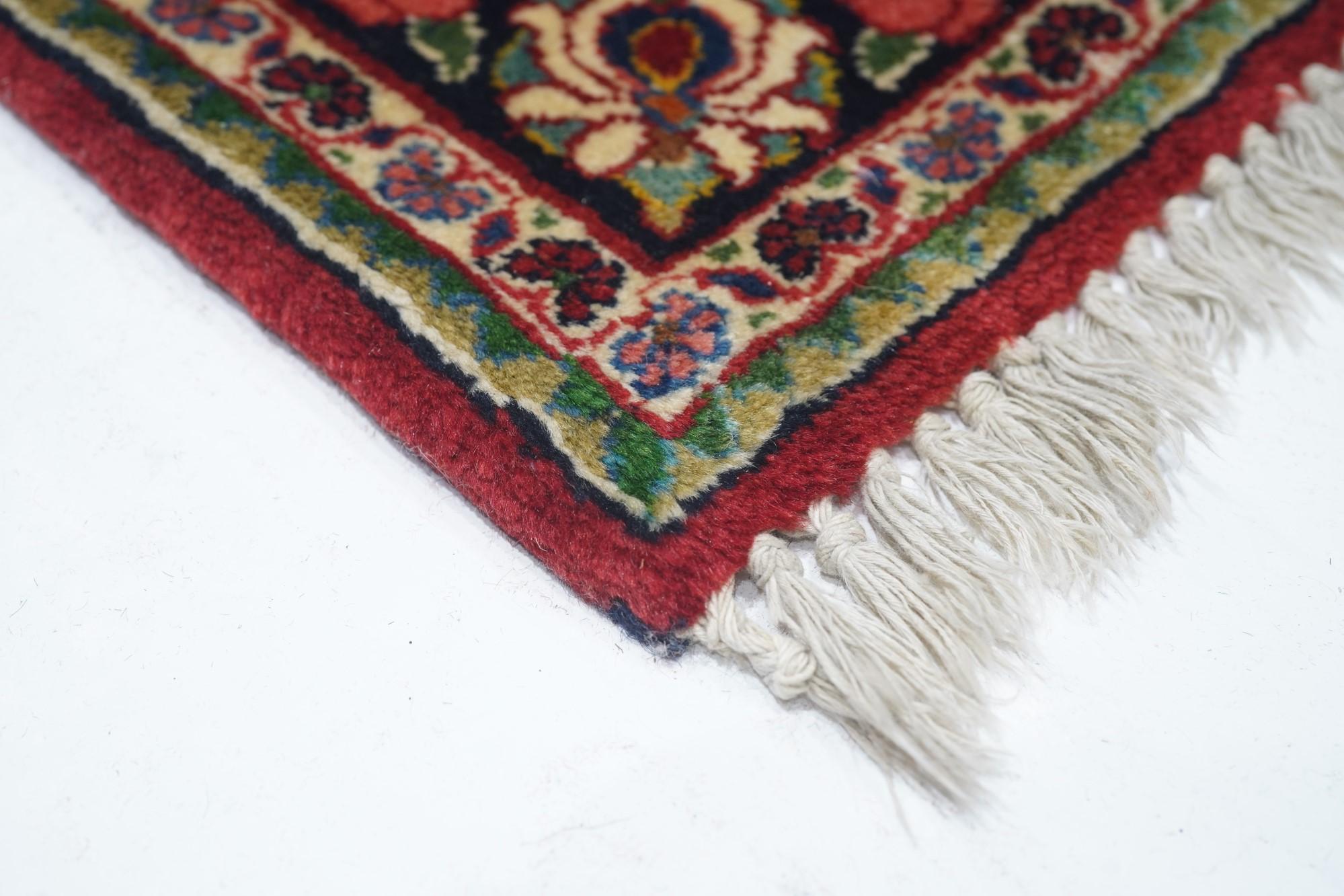 Semi Antique Persian Sarouk Rug In Excellent Condition For Sale In New York, NY