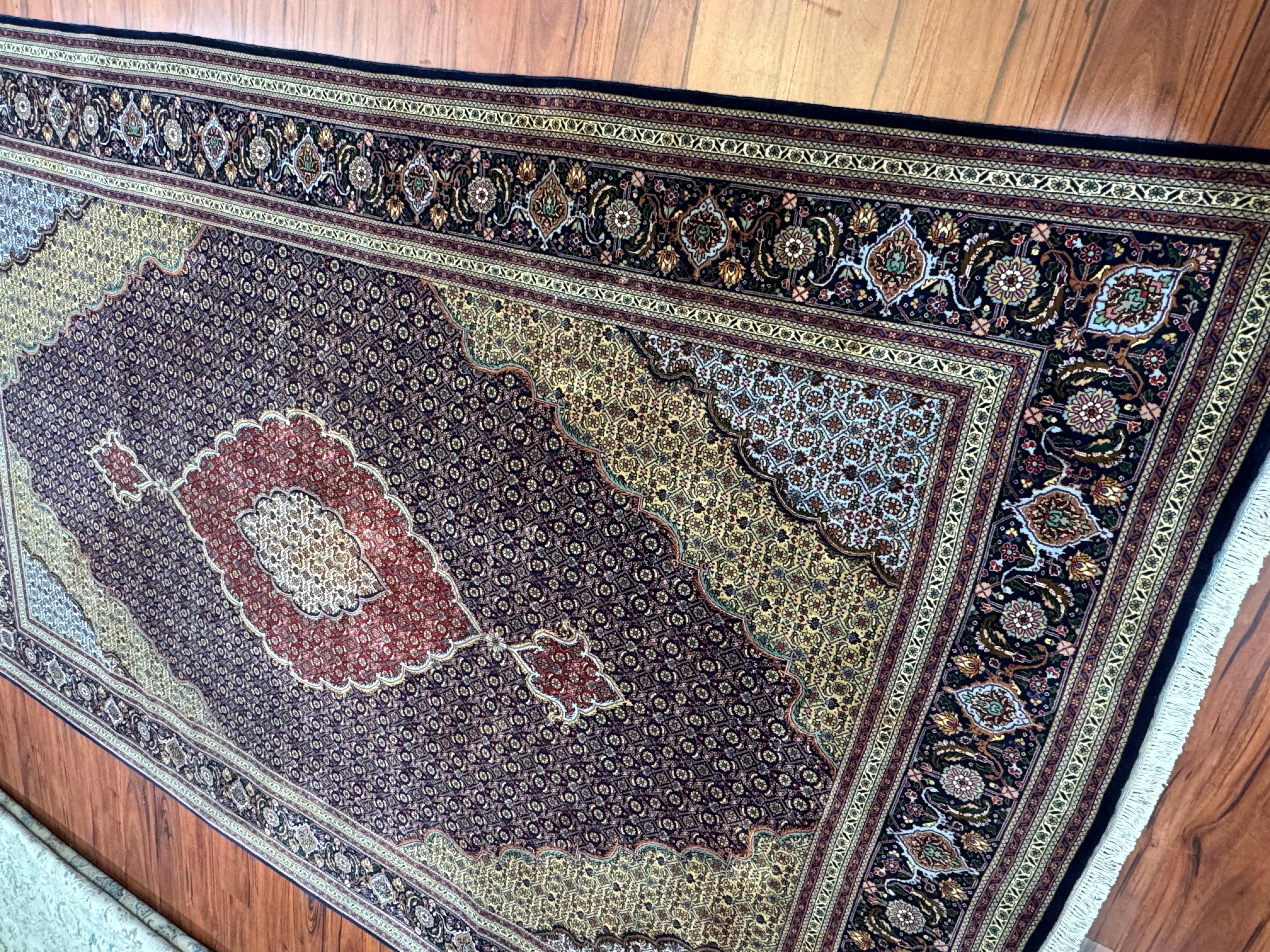 Cet époustouflant tapis persan Tabriz Mahi, originaire d'Iran dans les années 1940, est un véritable témoignage de l'art et du savoir-faire exceptionnels des tisserands persans. Malgré sa riche histoire, il est toujours en excellent état, une