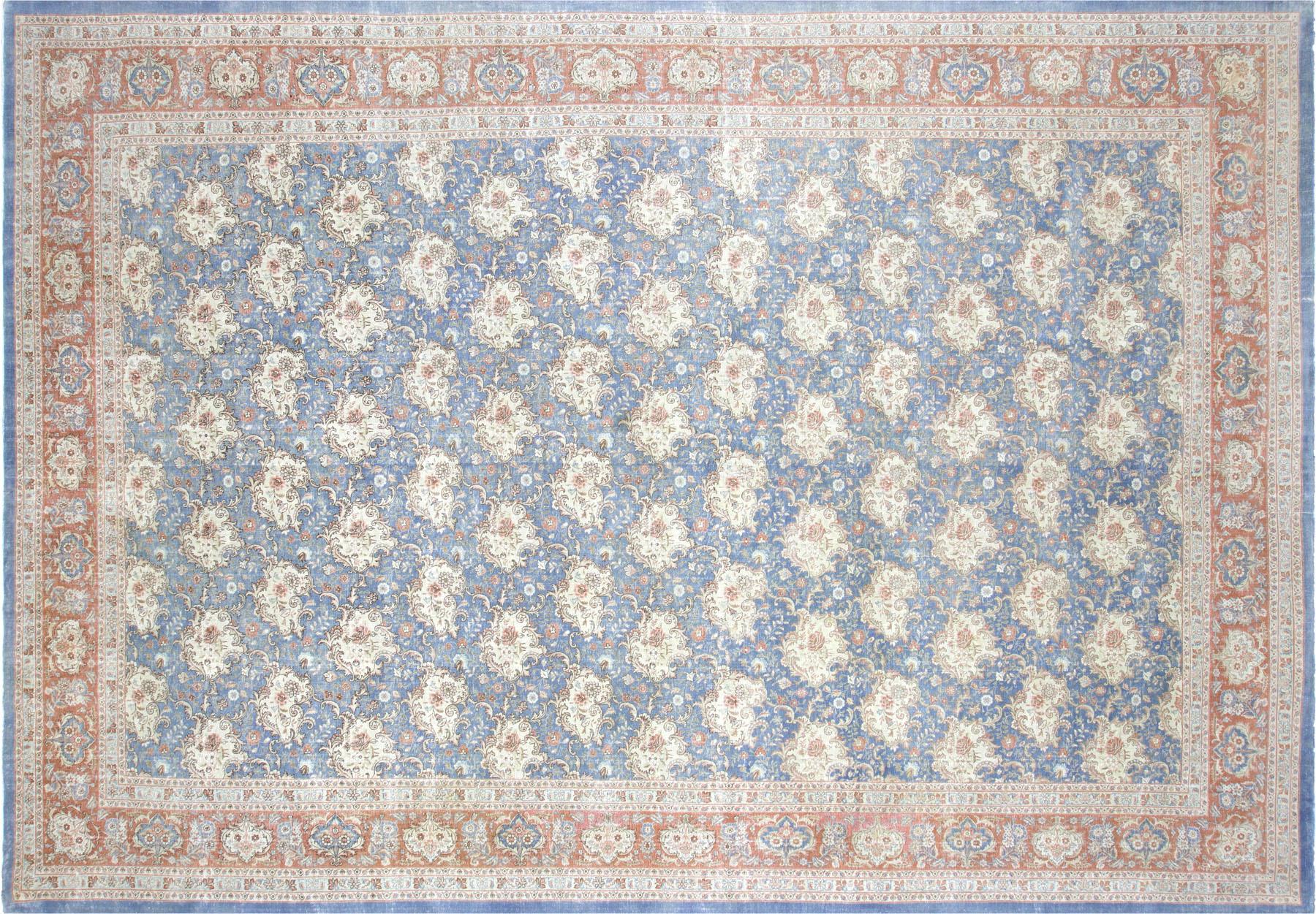 Ce tapis persan Tabriz semi-ancien, mesurant 12'8