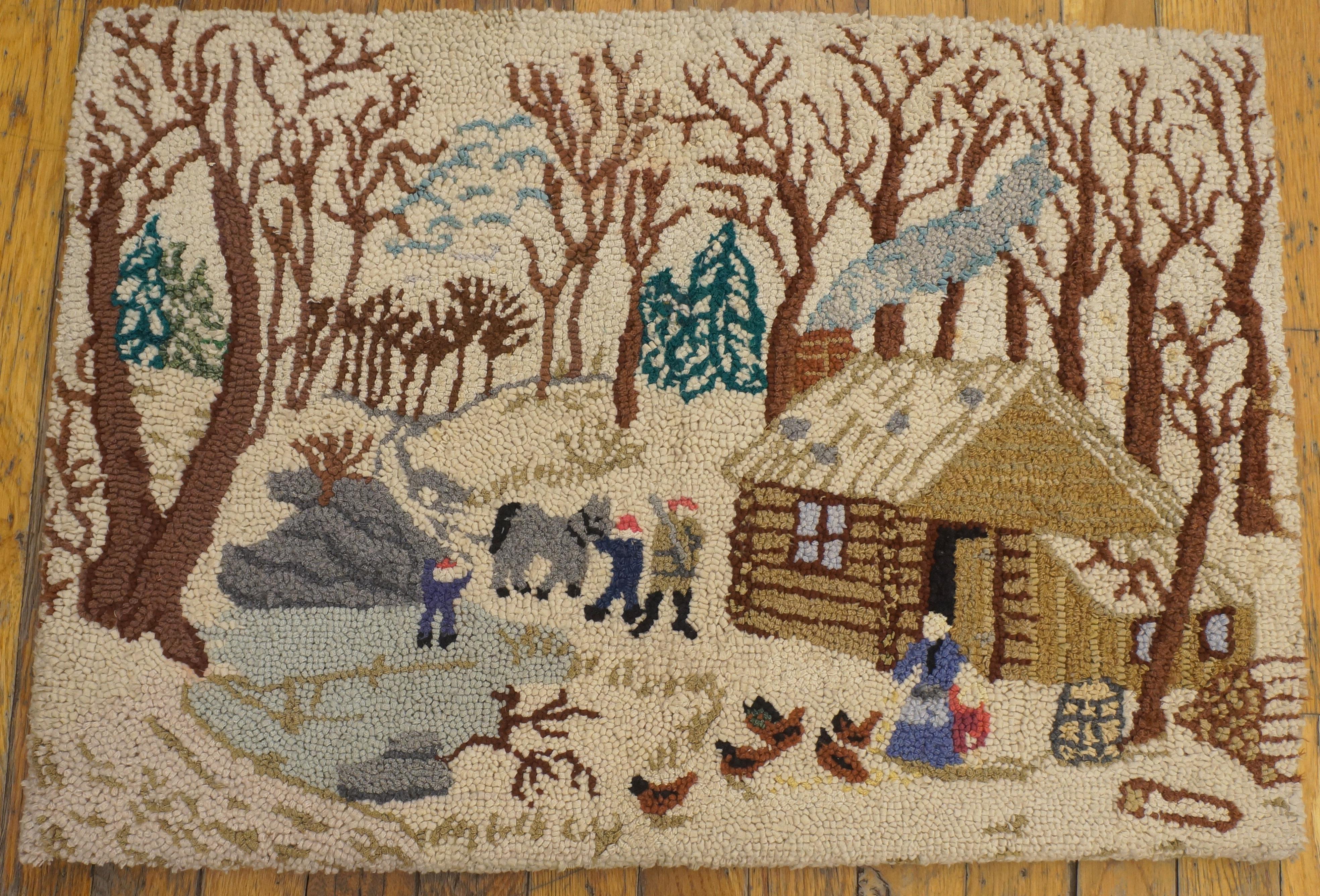 Questo pezzo di arte tessile nordamericana fa parte della nostra collezione curata di tappeti antichi. Il disegno mette in mostra la tradizione popolare regionale della tecnica a uncino, spesso utilizzata per raffigurare scene di vita domestica come