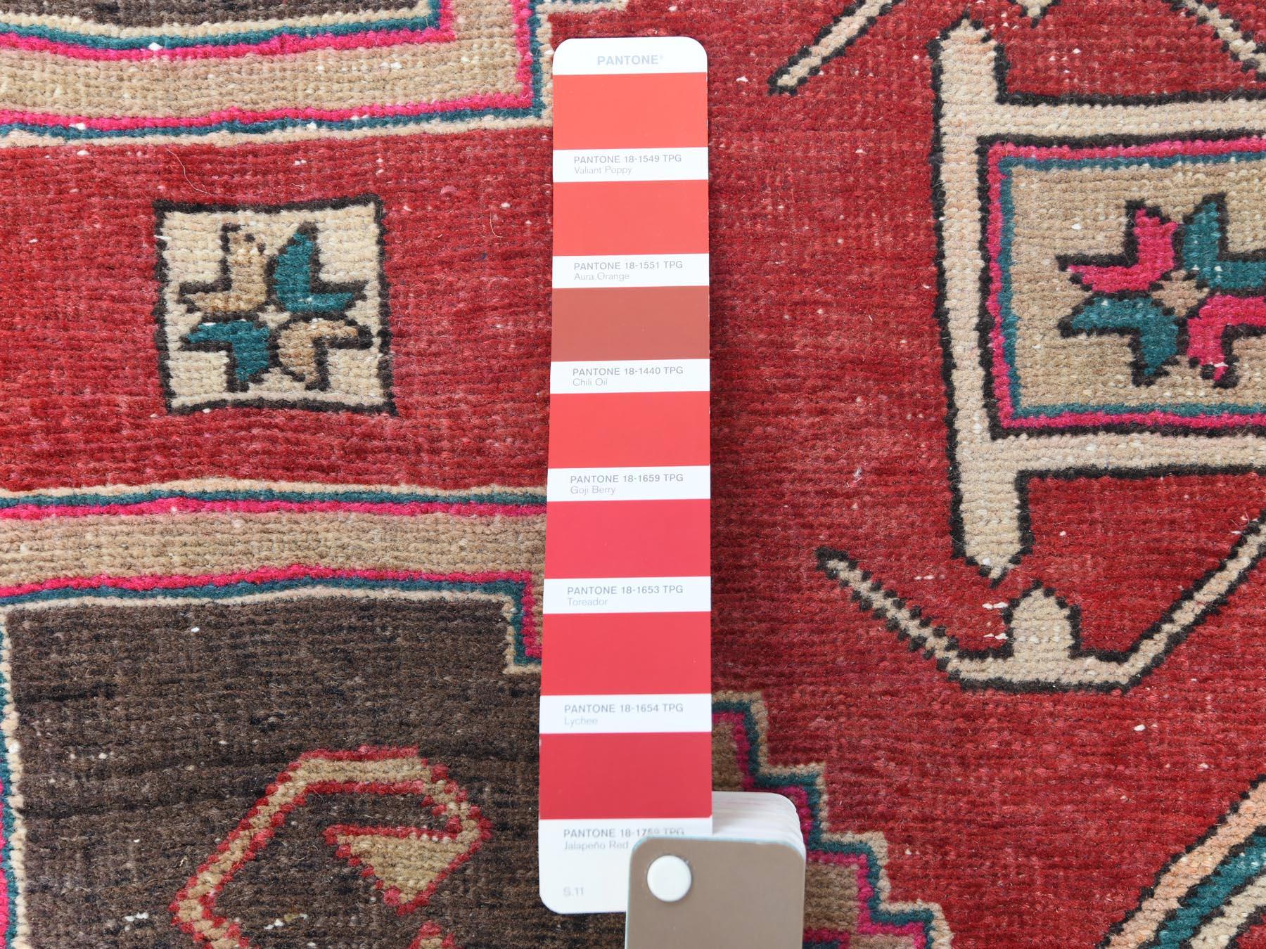 Semi antiker roter, handgeknüpfter, persischer Heriz-Teppich aus Wolle mit dünner Flor, Nordwest-Pers (Handgeknüpft) im Angebot