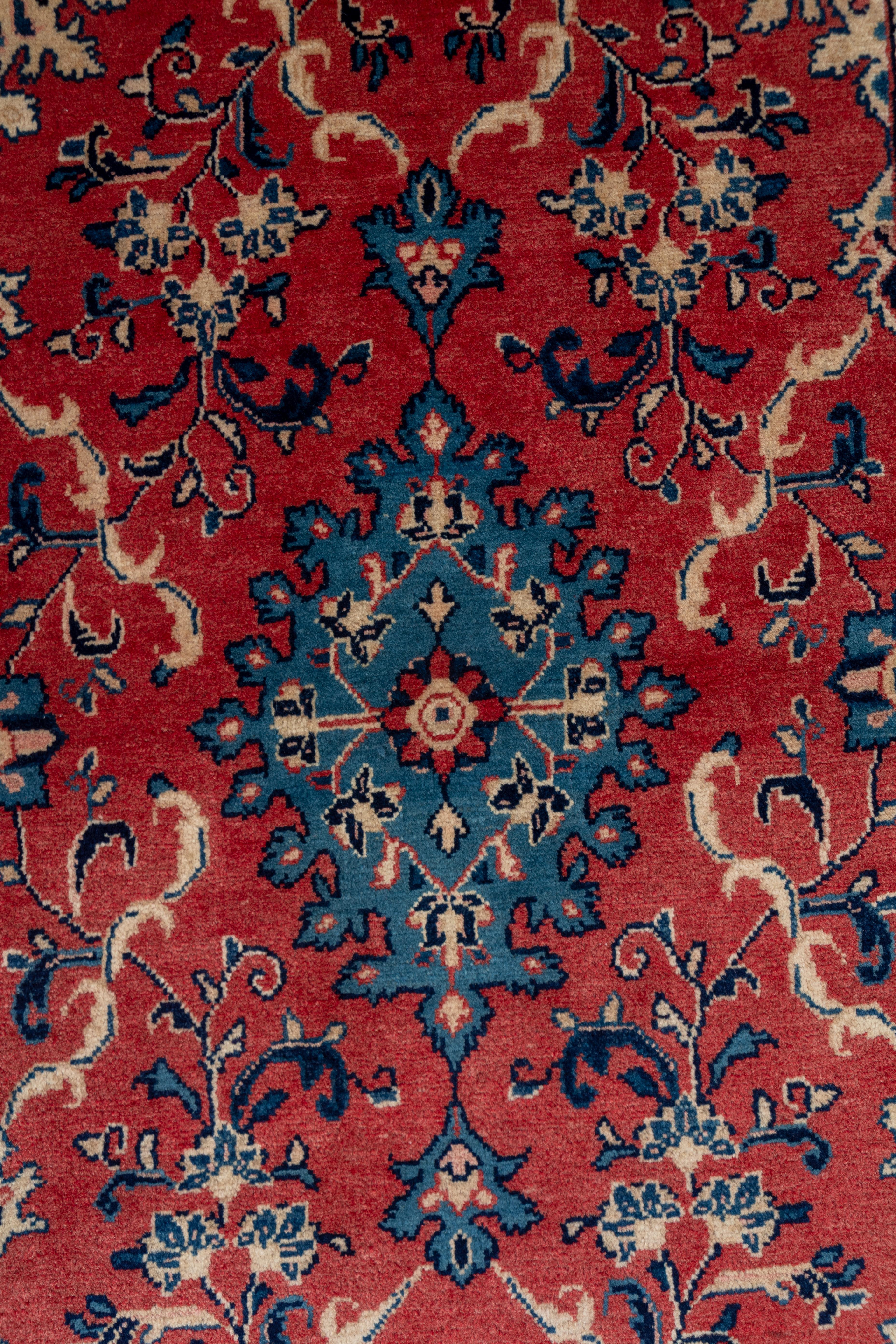 Sarouk Farahan Tapis de couloir Sarouk rouge semi-ancien en vente