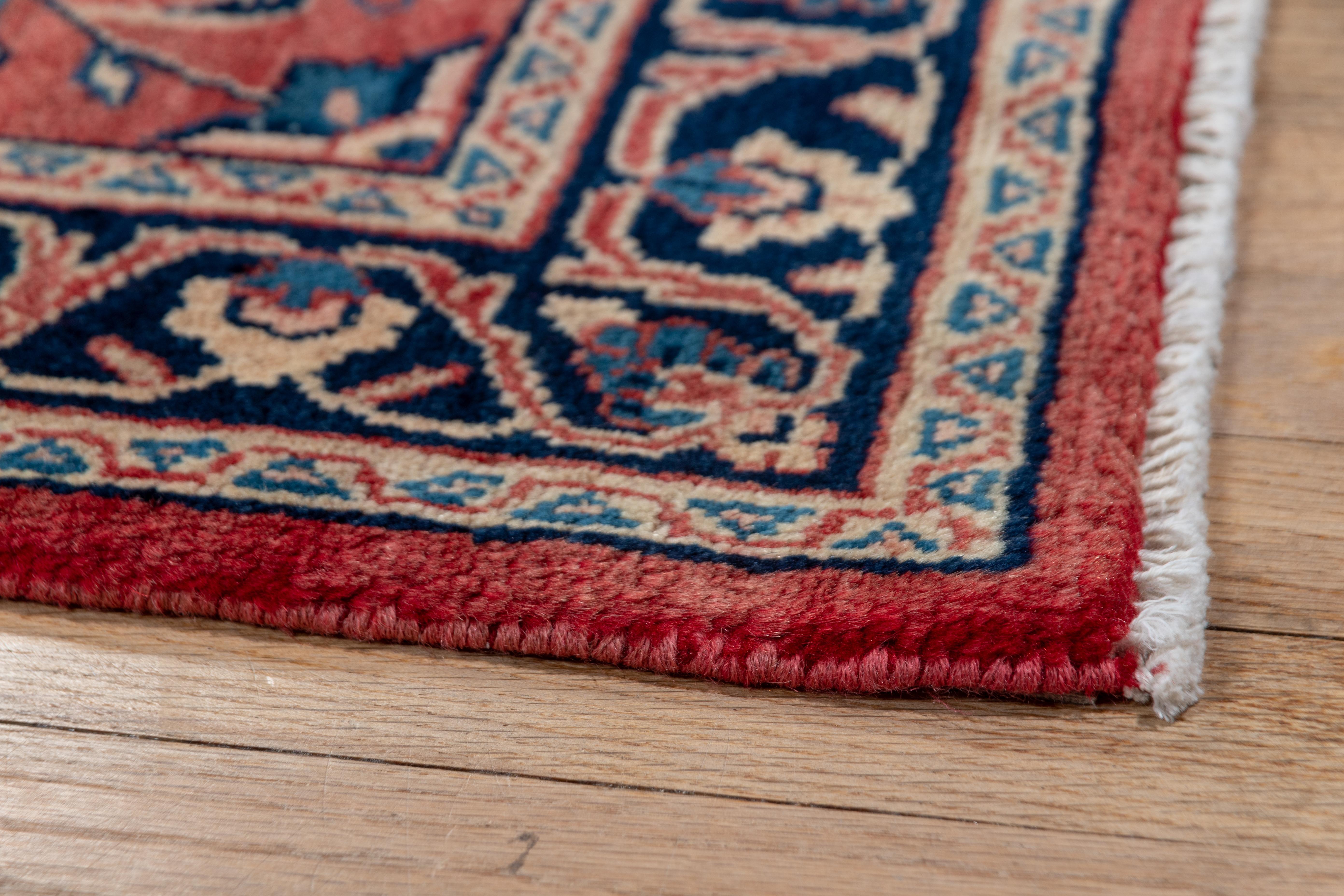 Milieu du XXe siècle Tapis de couloir Sarouk rouge semi-ancien en vente