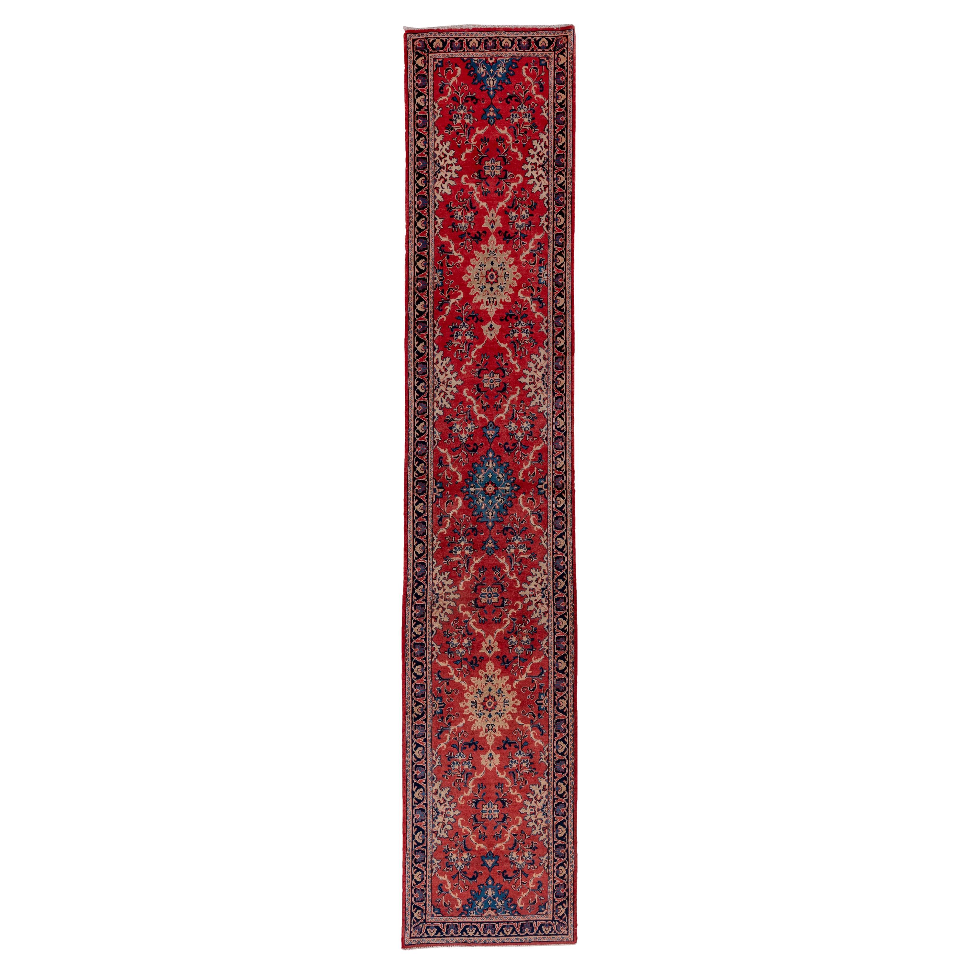 Tapis de couloir Sarouk rouge semi-ancien en vente