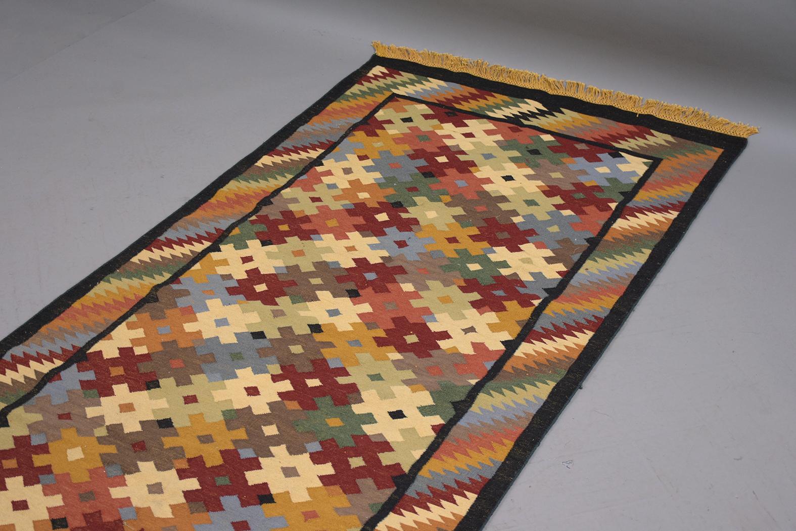 Early 1900s Multicolor Symmetrical Pattern Textile Rug For Sale 2