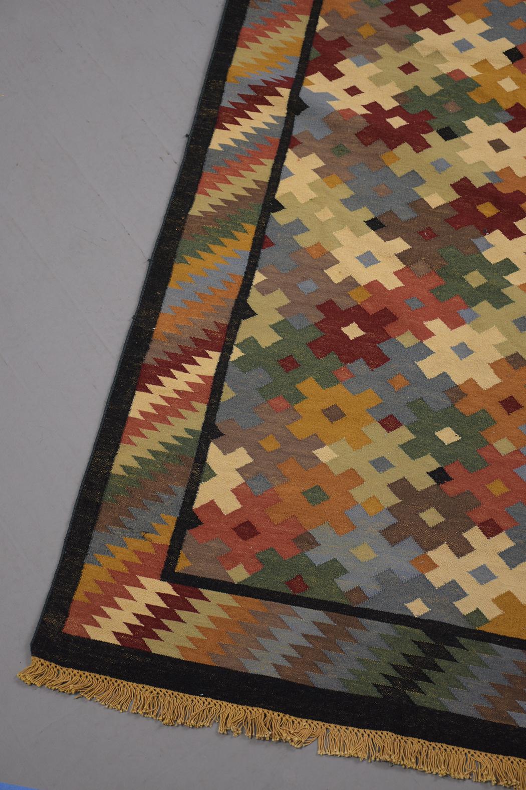 Early 1900s Multicolor Symmetrical Pattern Textile Rug For Sale 3