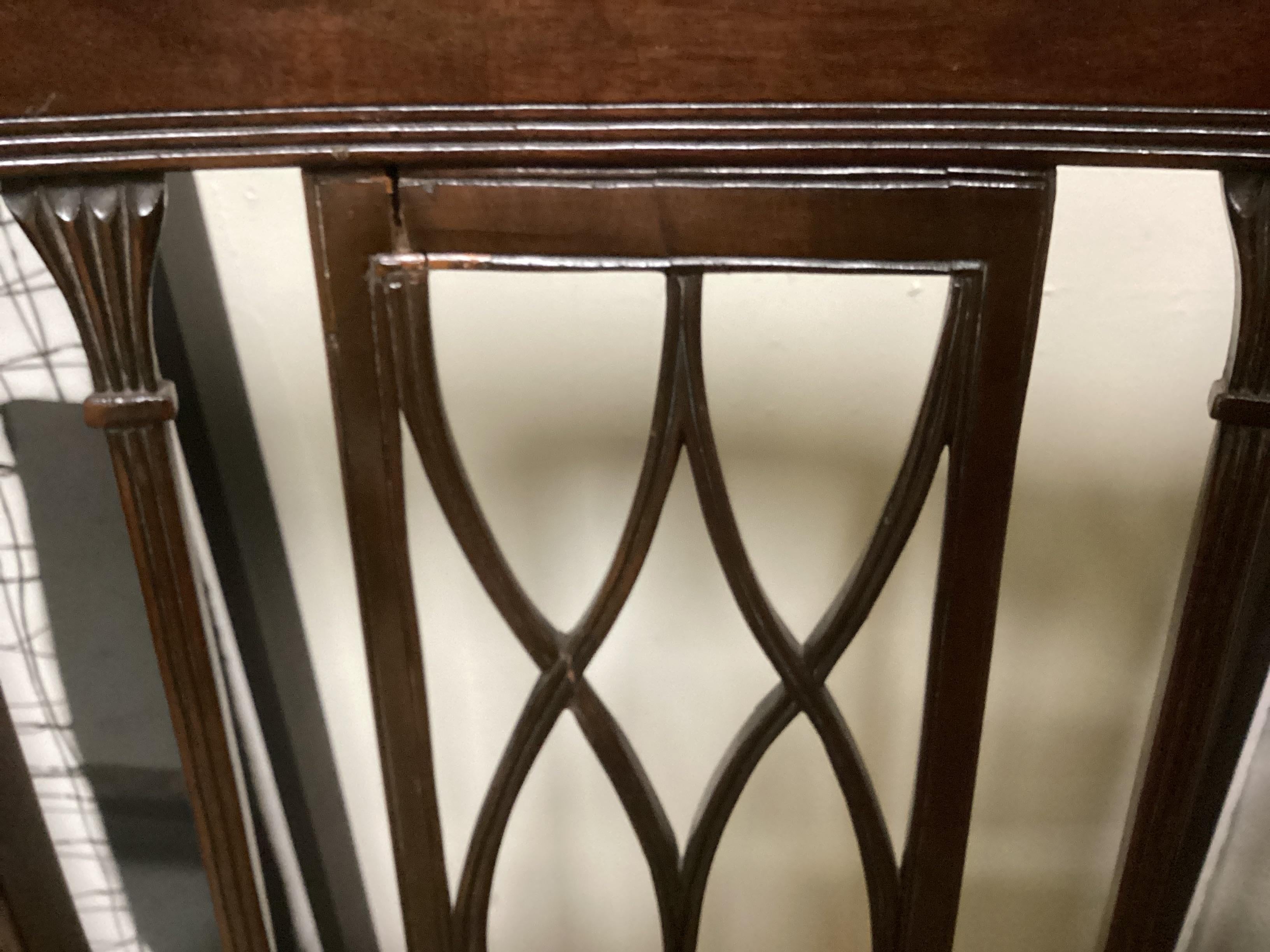 Semi Antiguo Sillón de Caoba Tallada Estilo Sheraton en venta 9